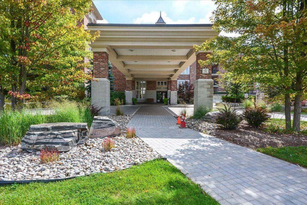 Guelph, ON N1G 5K9,71 Bayberry DR #212