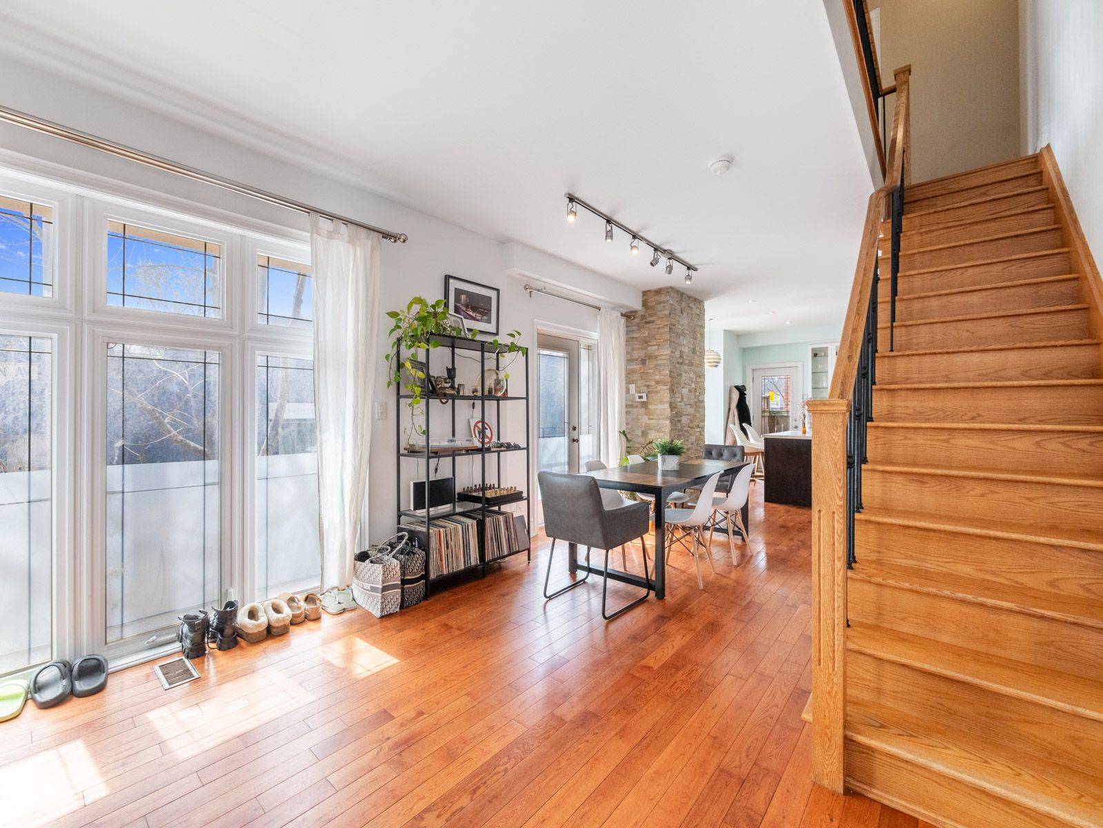 Toronto E01, ON M4M 2P8,112A Morse ST
