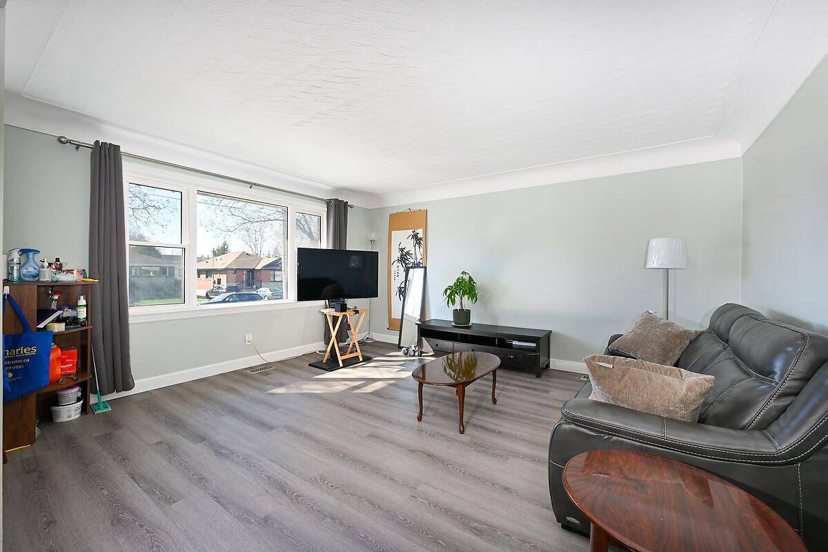 Hamilton, ON L8T 3A6,333 East 42nd ST