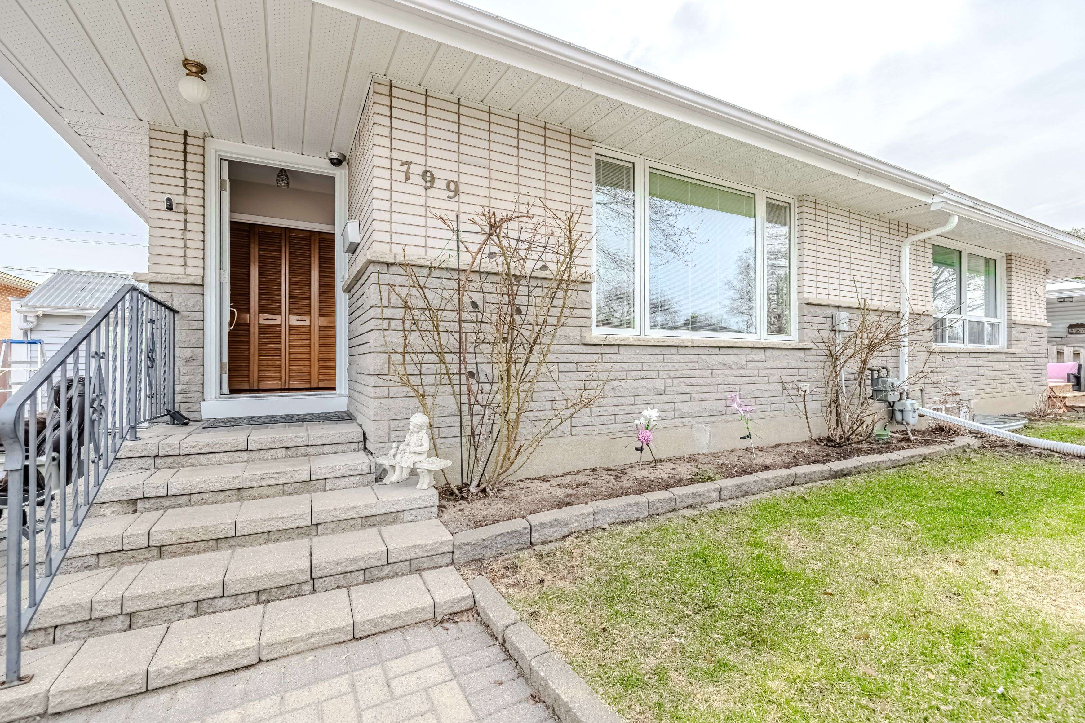 Overbrook - Castleheights And Area, ON K1K 2P6,799 Trojan AVE