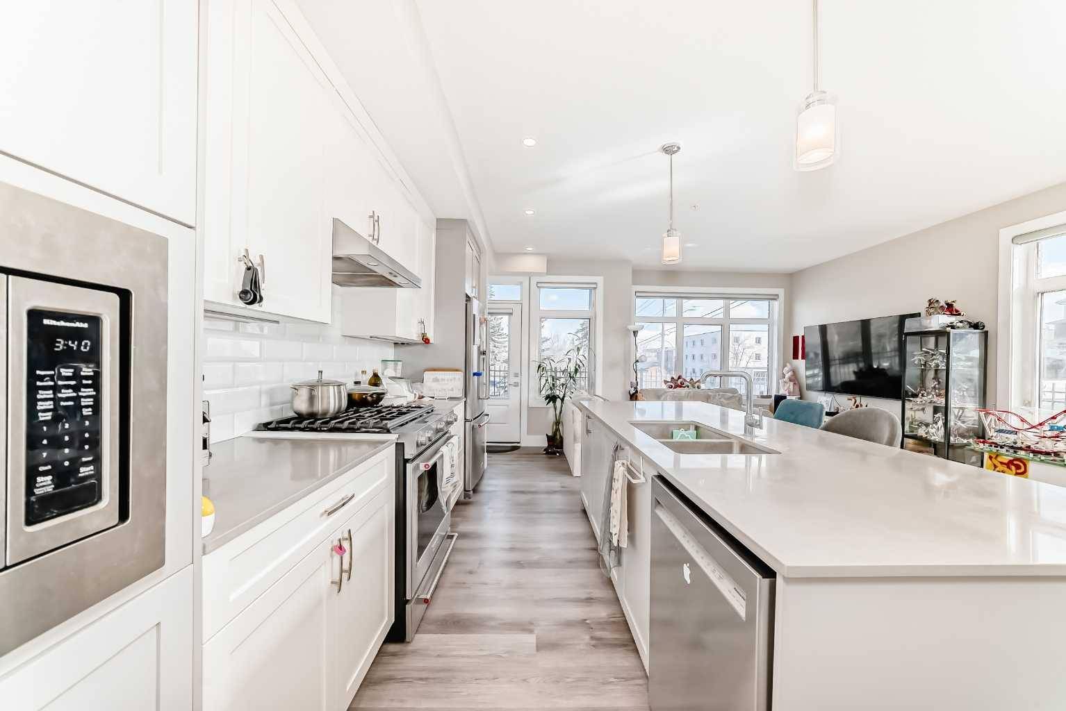 Calgary, AB T2T 0E7,1702 17 AVE SW #115