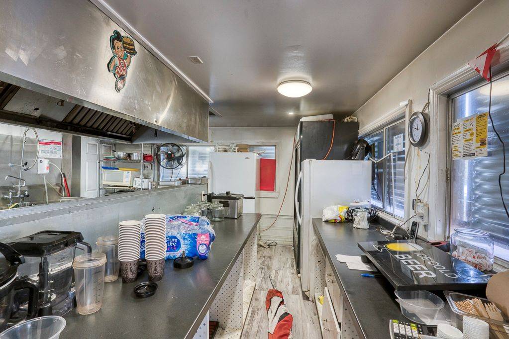 Merrickville-wolford, ON K0G 1N0,106 Broadway ST W