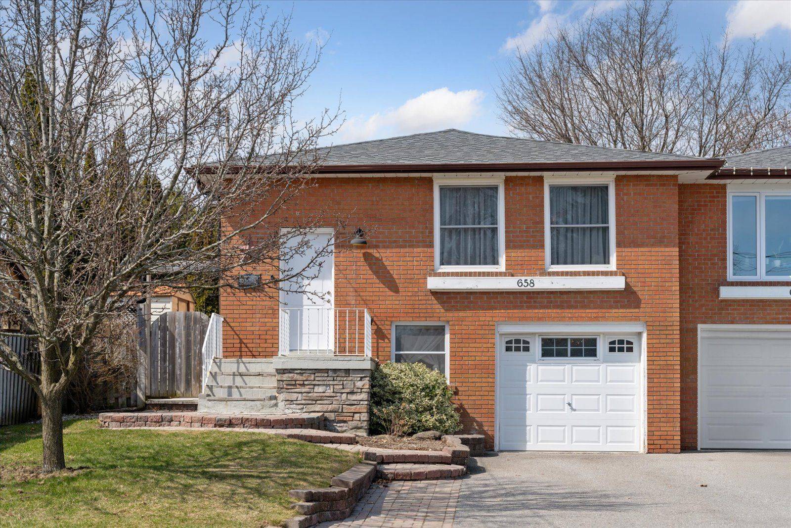 Pickering, ON L1W 2W1,658 Chipmunk ST