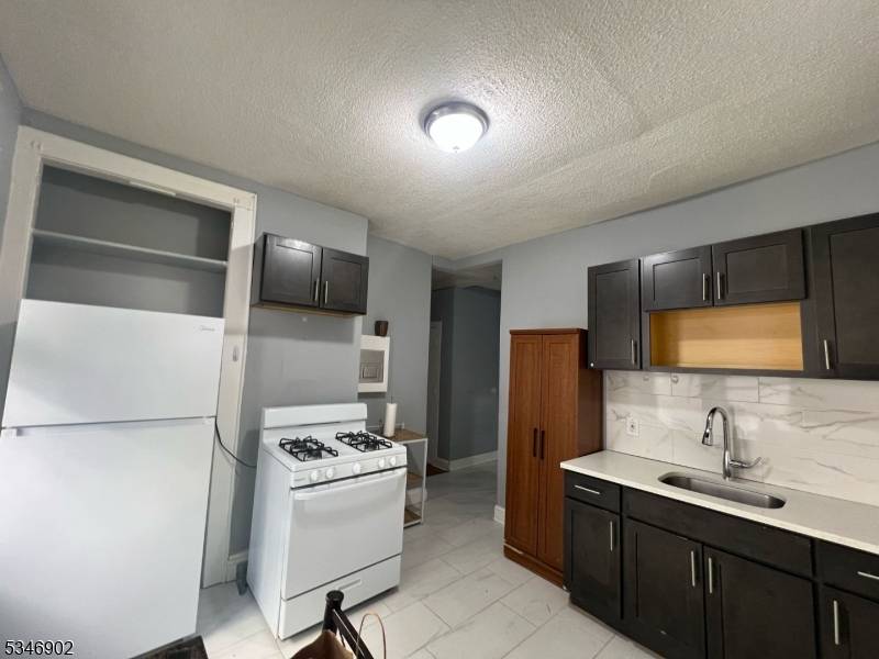 Irvington Twp., NJ 07111,12 Montrose Ter