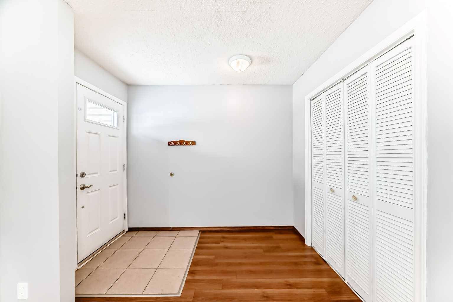 Calgary, AB T2J 4L4,9930 Bonaventure DR SE #403