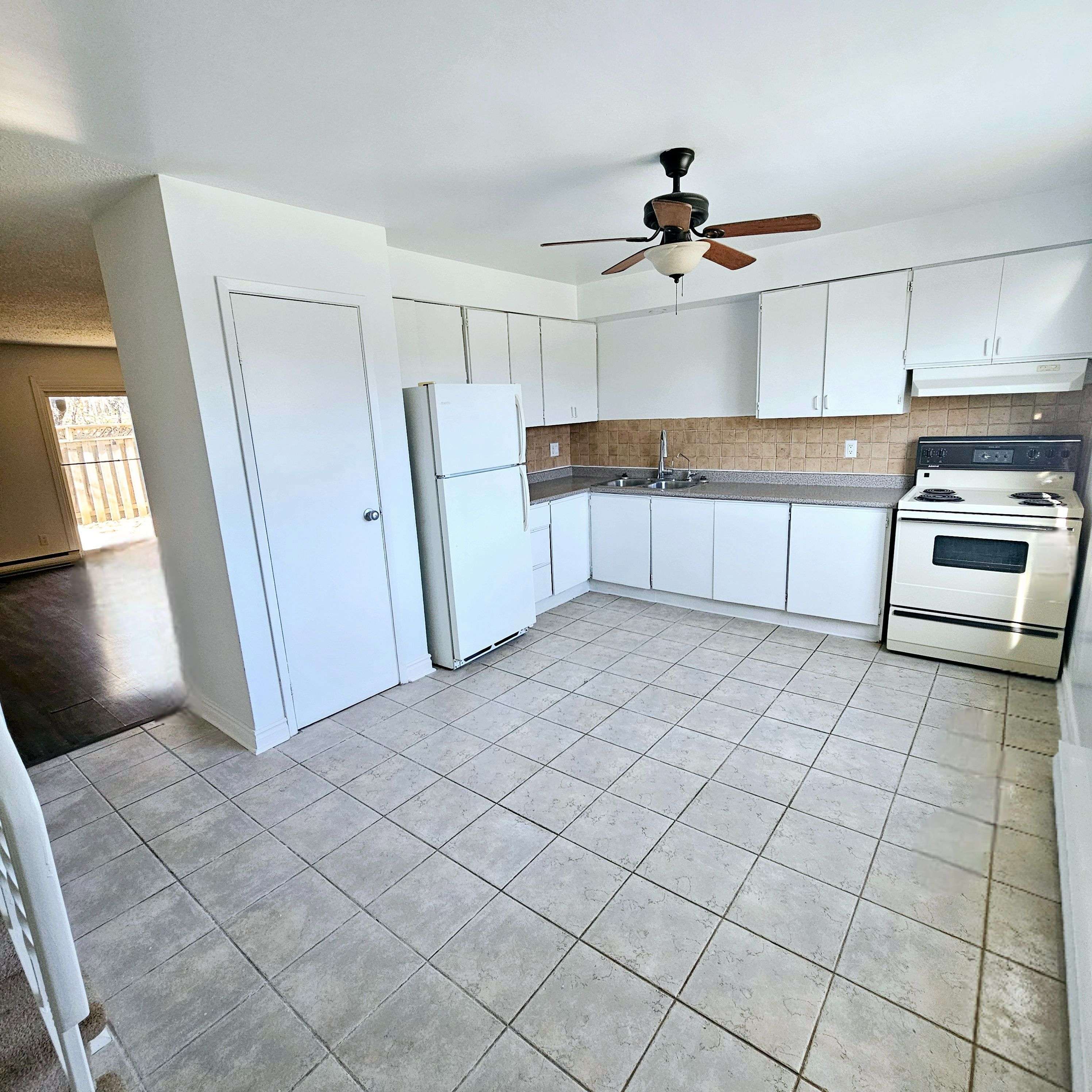 Cambridge, ON N1R 6M2,135 Chalmers ST S #7