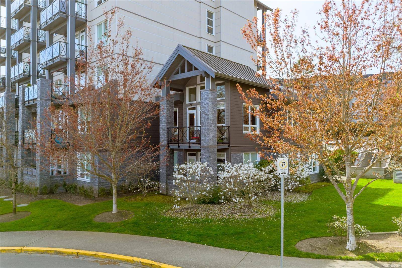 Esquimalt, BC V9A 3P2,924 Esquimalt Rd #203