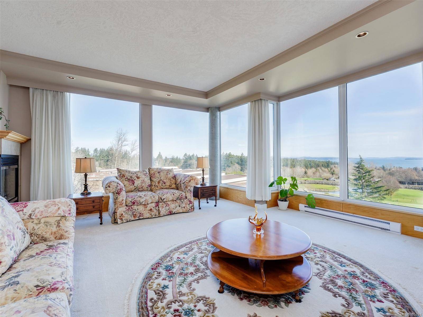 Saanich, BC V8Y 3H9,5350 Sayward Hill Cres #404