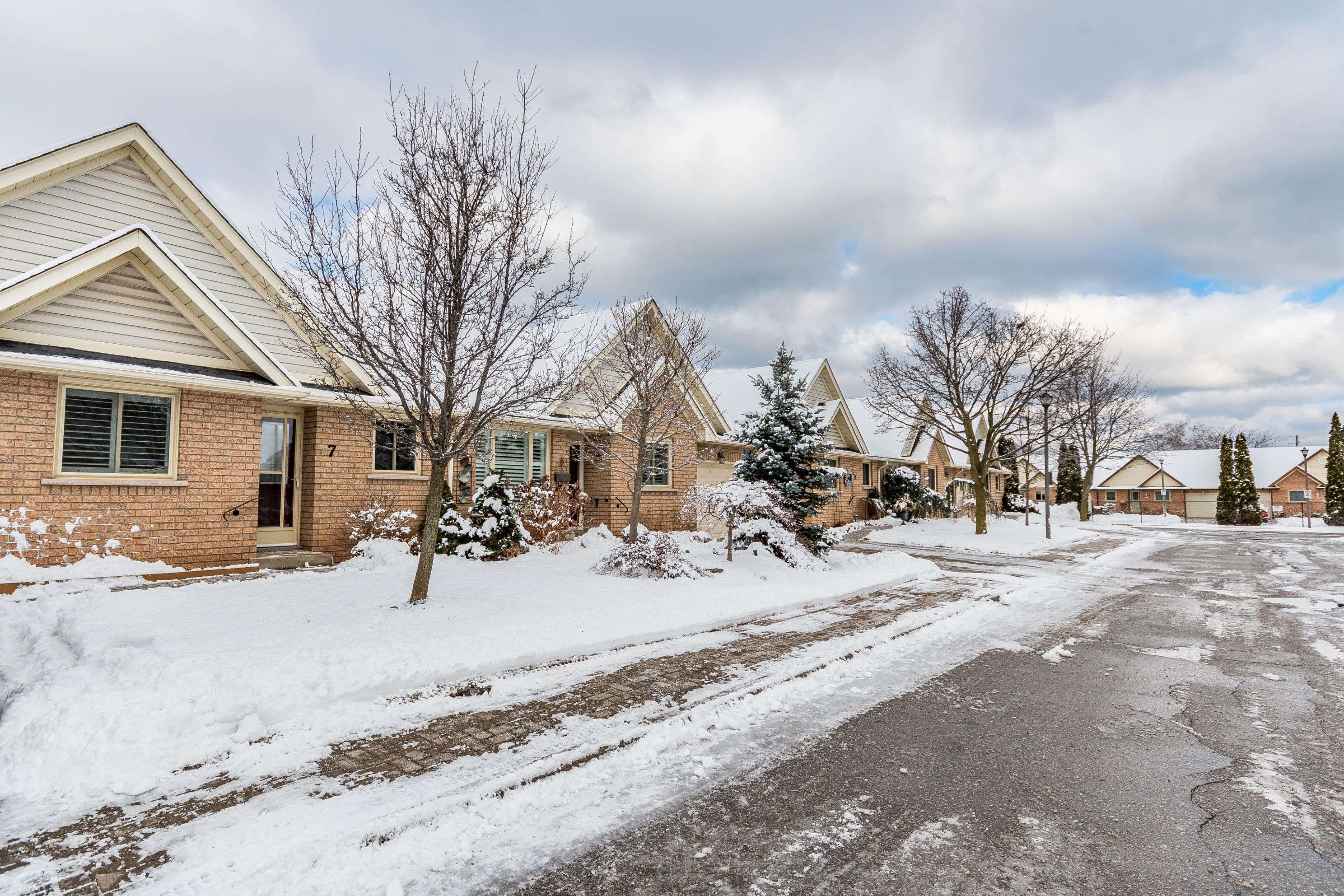 Grimsby, ON L3M 1P2,165 Main ST E #7
