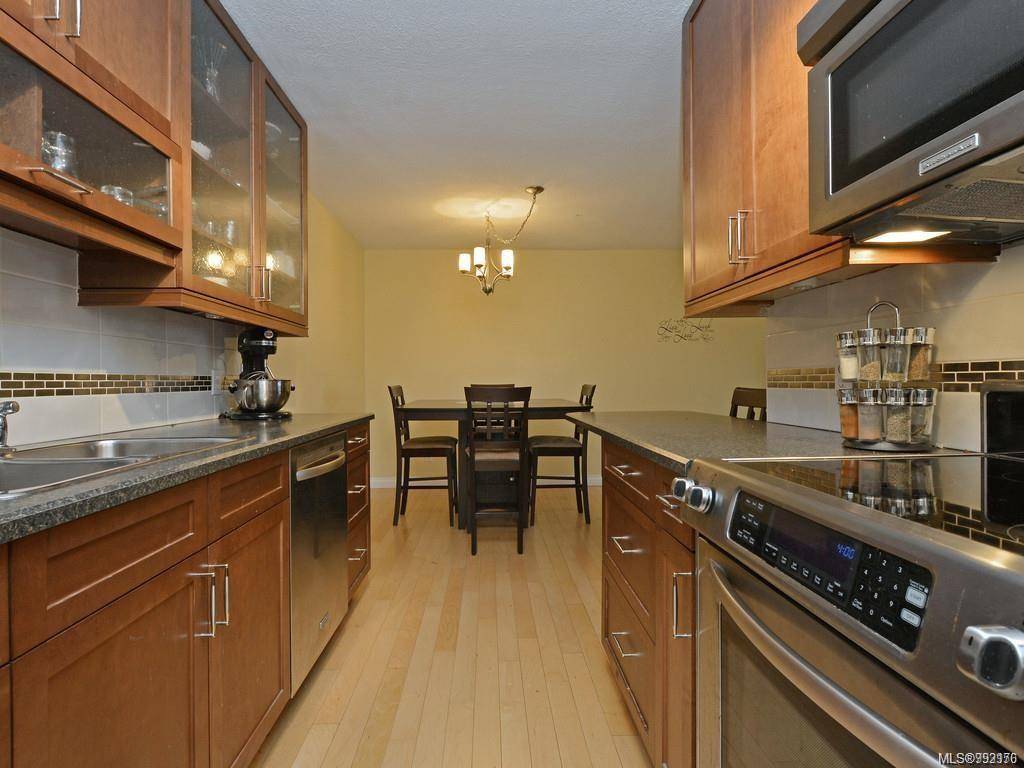 Victoria, BC V8V 3A5,1024 FAIRFIELD Rd #207