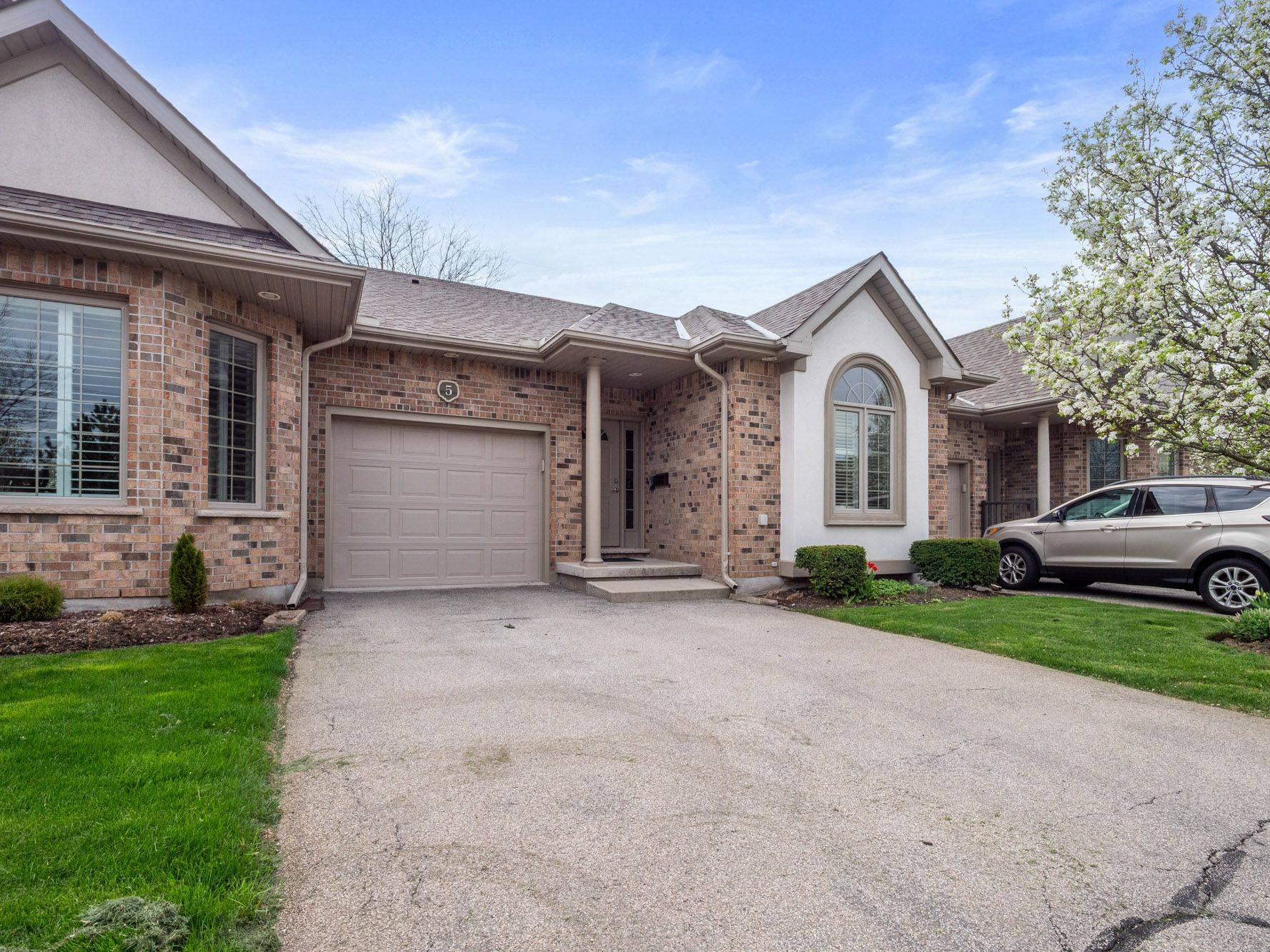 Niagara Falls, ON L2H 1K1,4291 Montrose RD #5