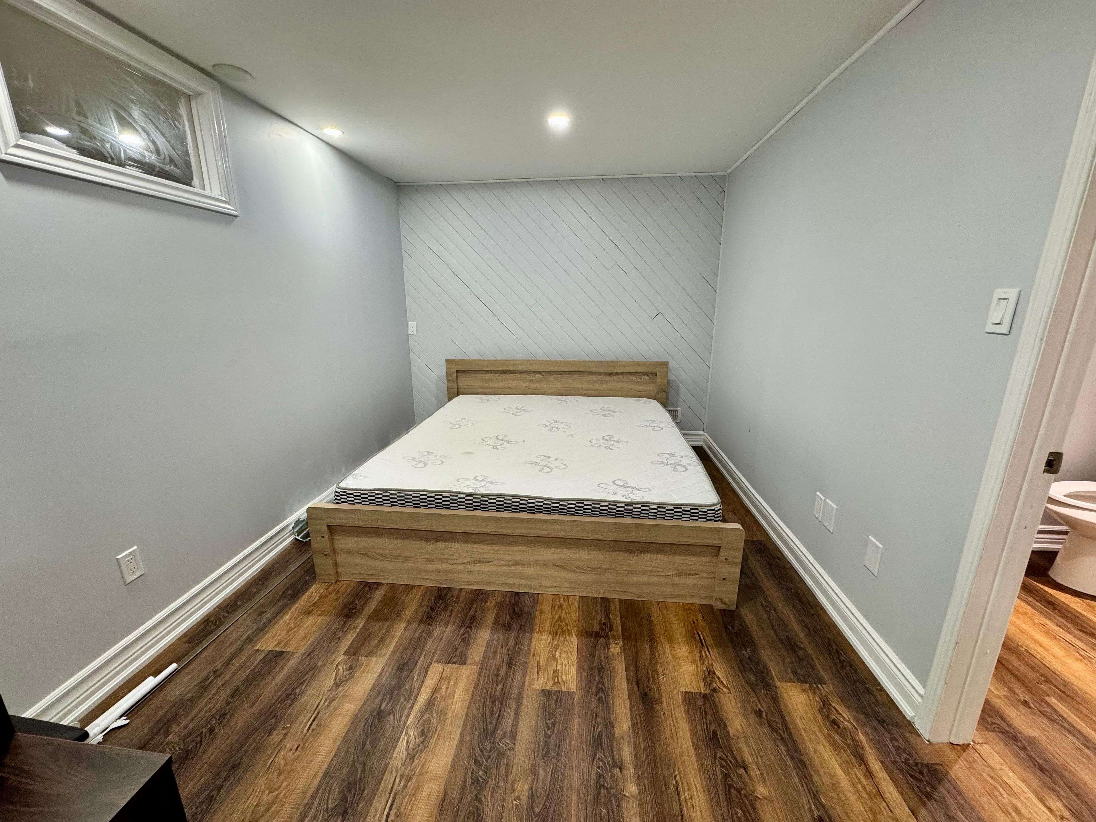 Mississauga, ON L5C 1L6,900 Mcbride AVE
