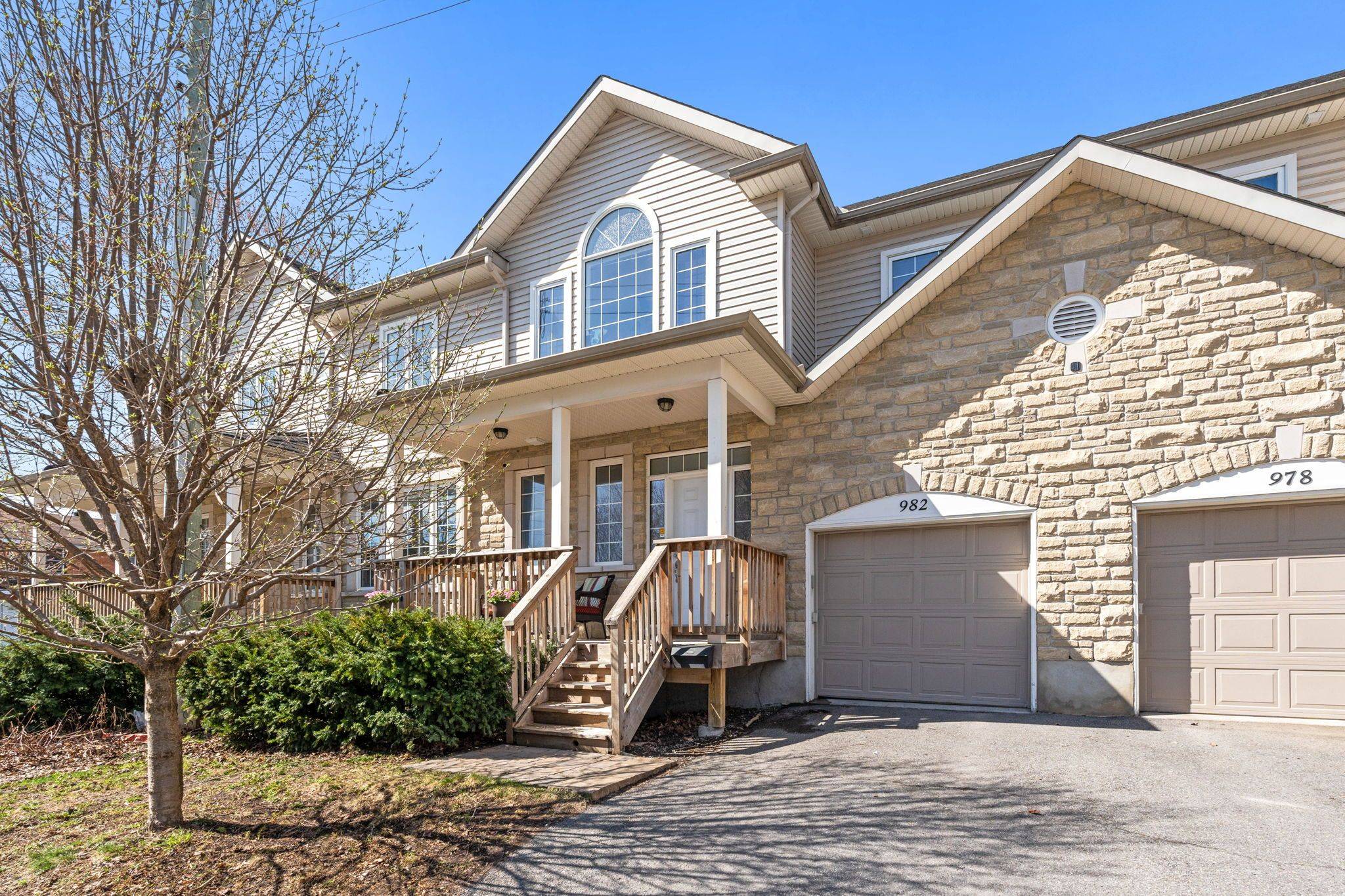 Carlington - Central Park, ON K1A 8A1,982 Hooper ST