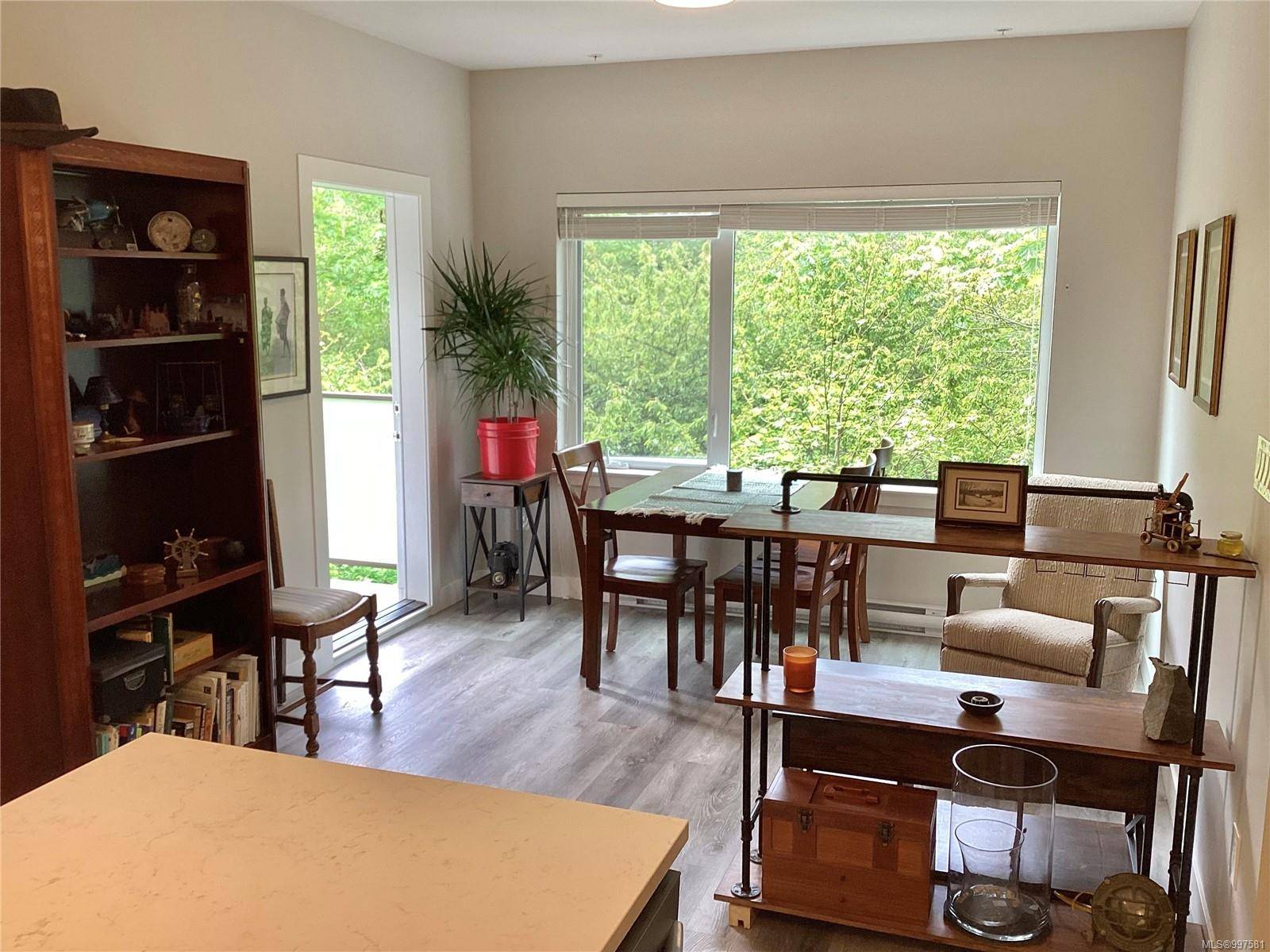 Nanaimo, BC V9R 0K4,20 Barsby Ave #215
