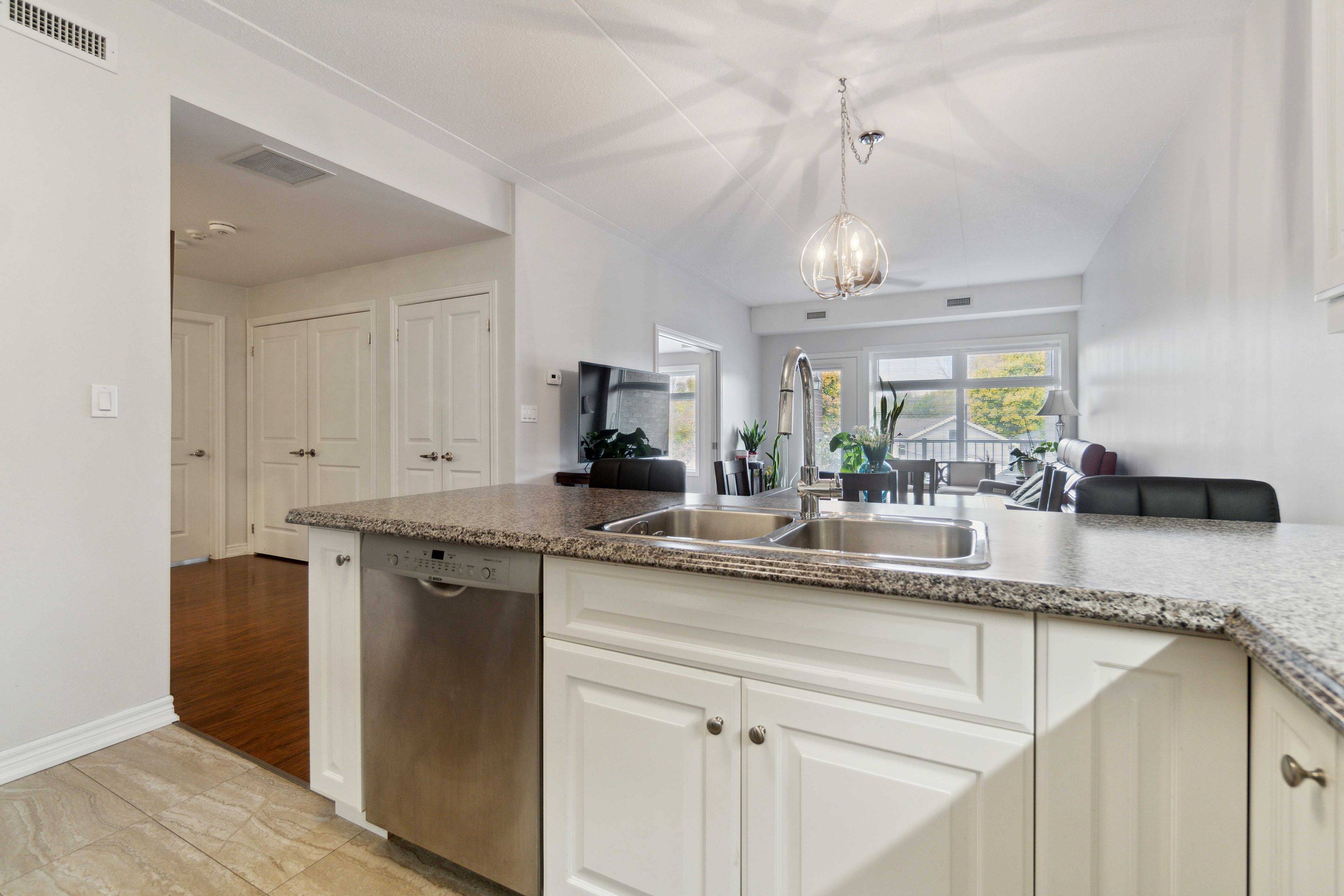 Niagara Falls, ON L2E 6L5,4644 PETTIT AVE #221