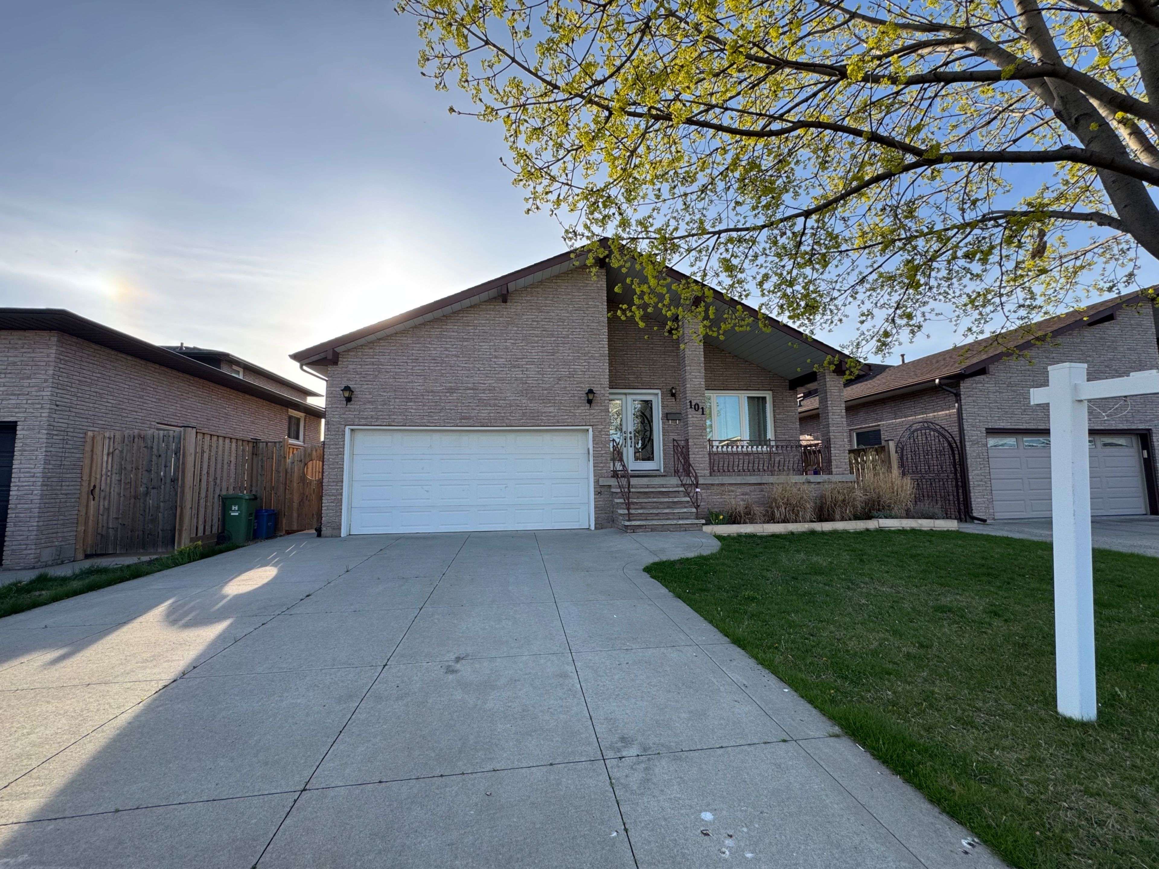 Hamilton, ON L8E 4M3,101 Henley DR