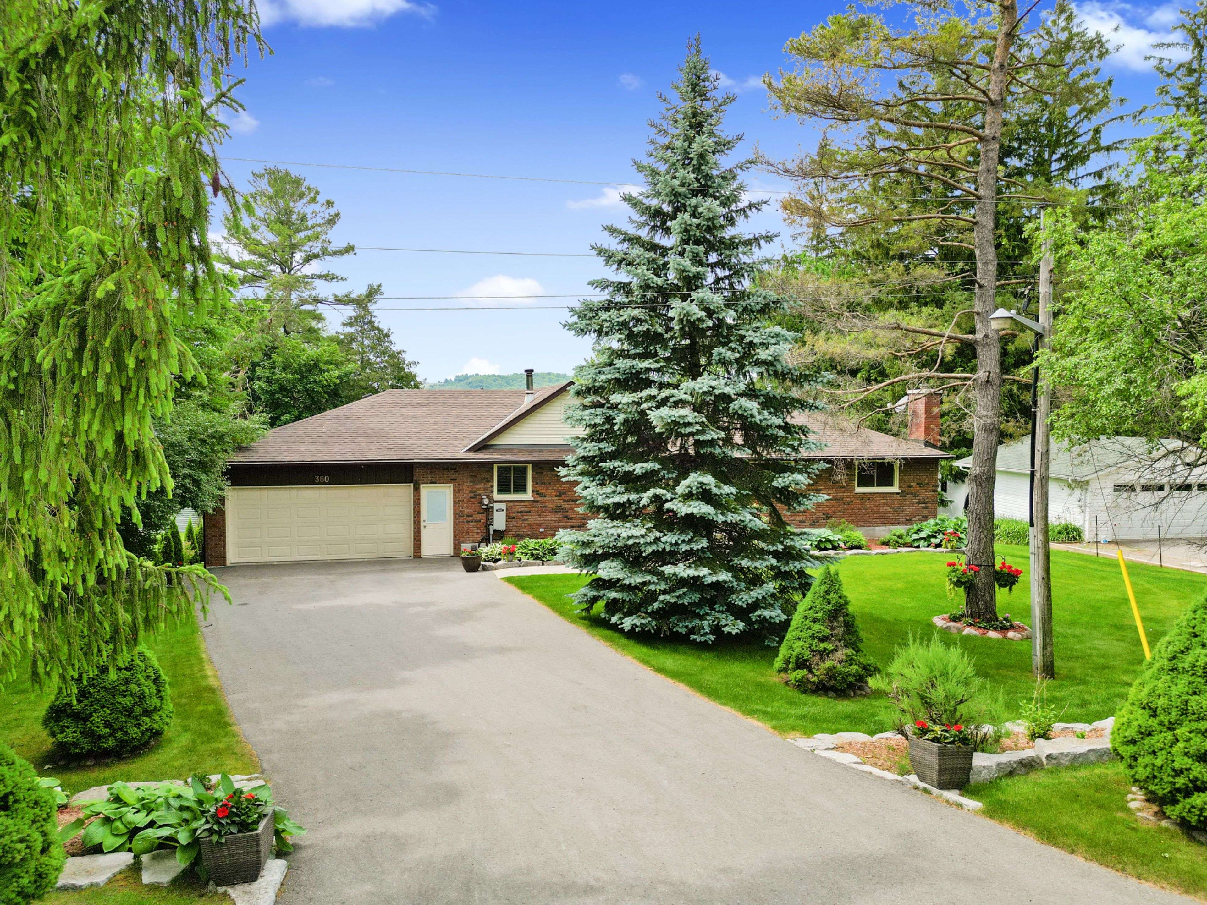 Selwyn, ON K9J 6X3,360 FIFE AVE
