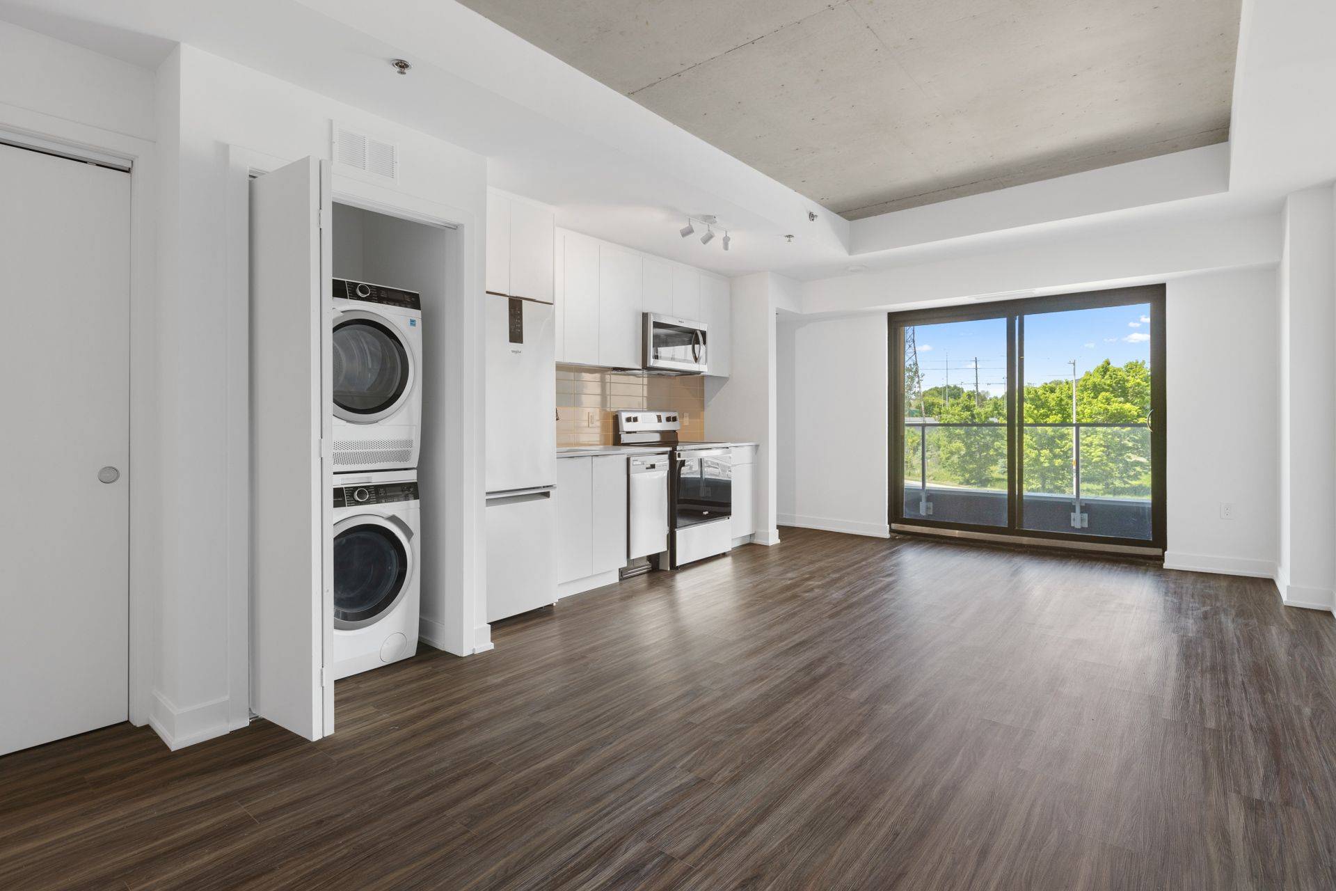 Carlington - Central Park, ON K1Z 0E5,1366 Carling AVE #208