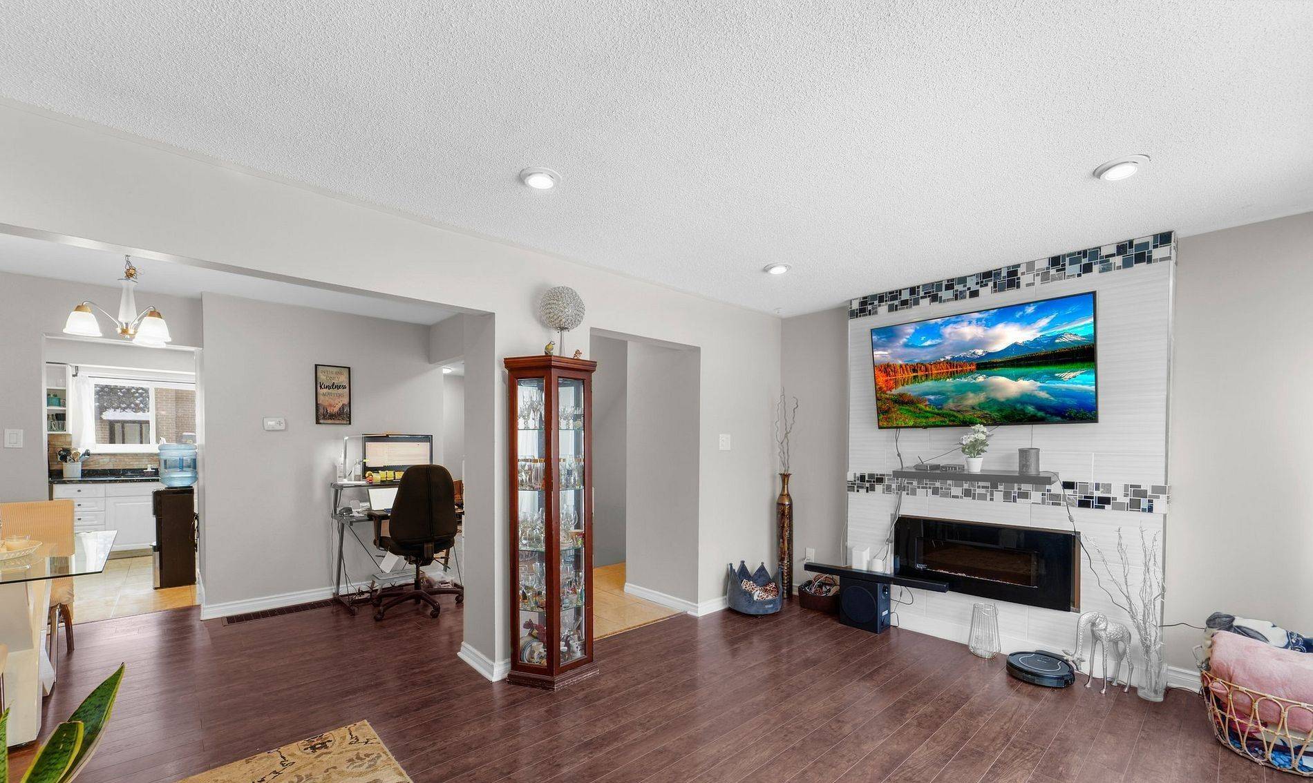 Pickering, ON L1W 1J3,1235 Radom ST #57