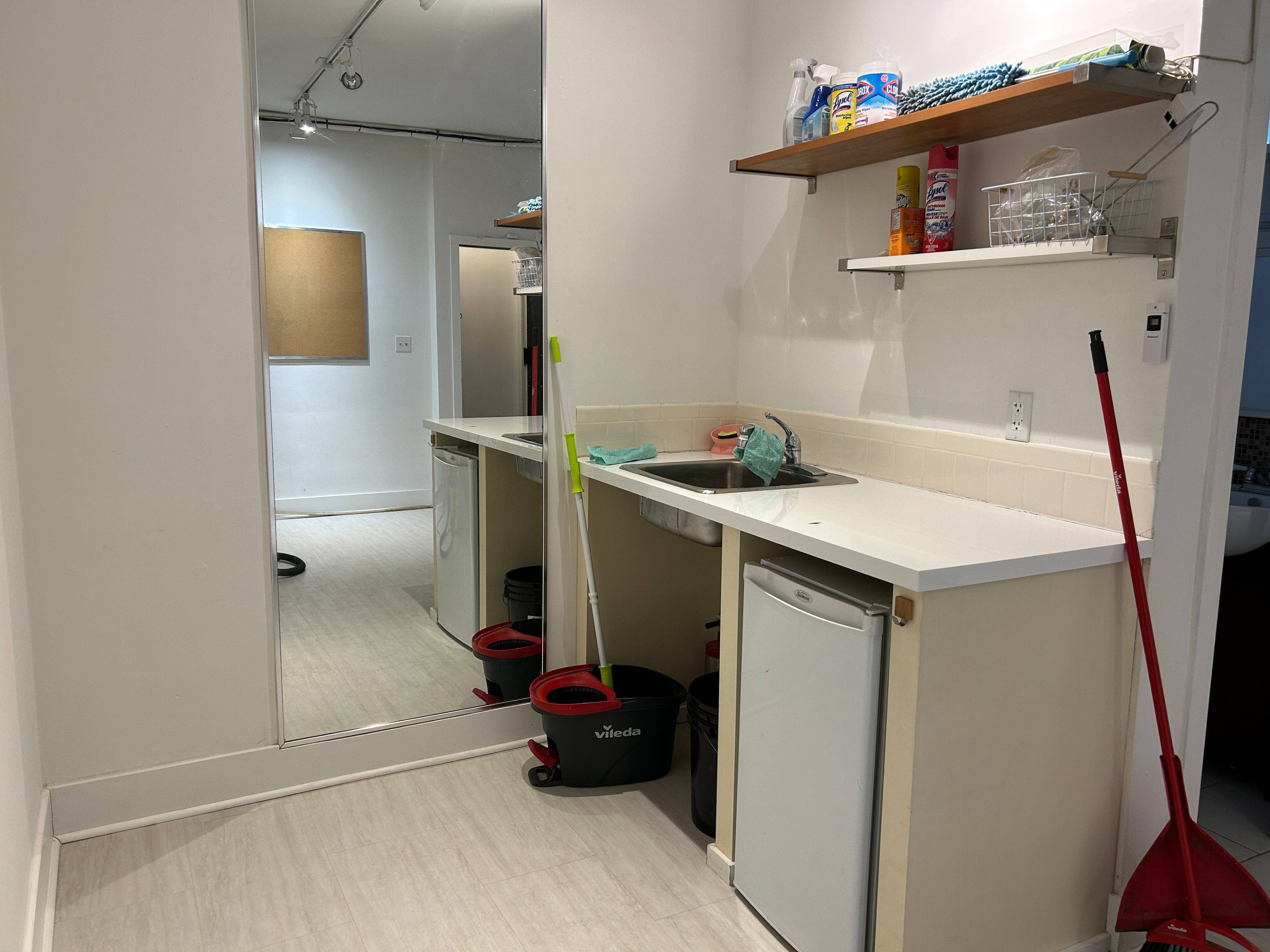 Toronto W01, ON M6R 1B3,1692 queen ST W