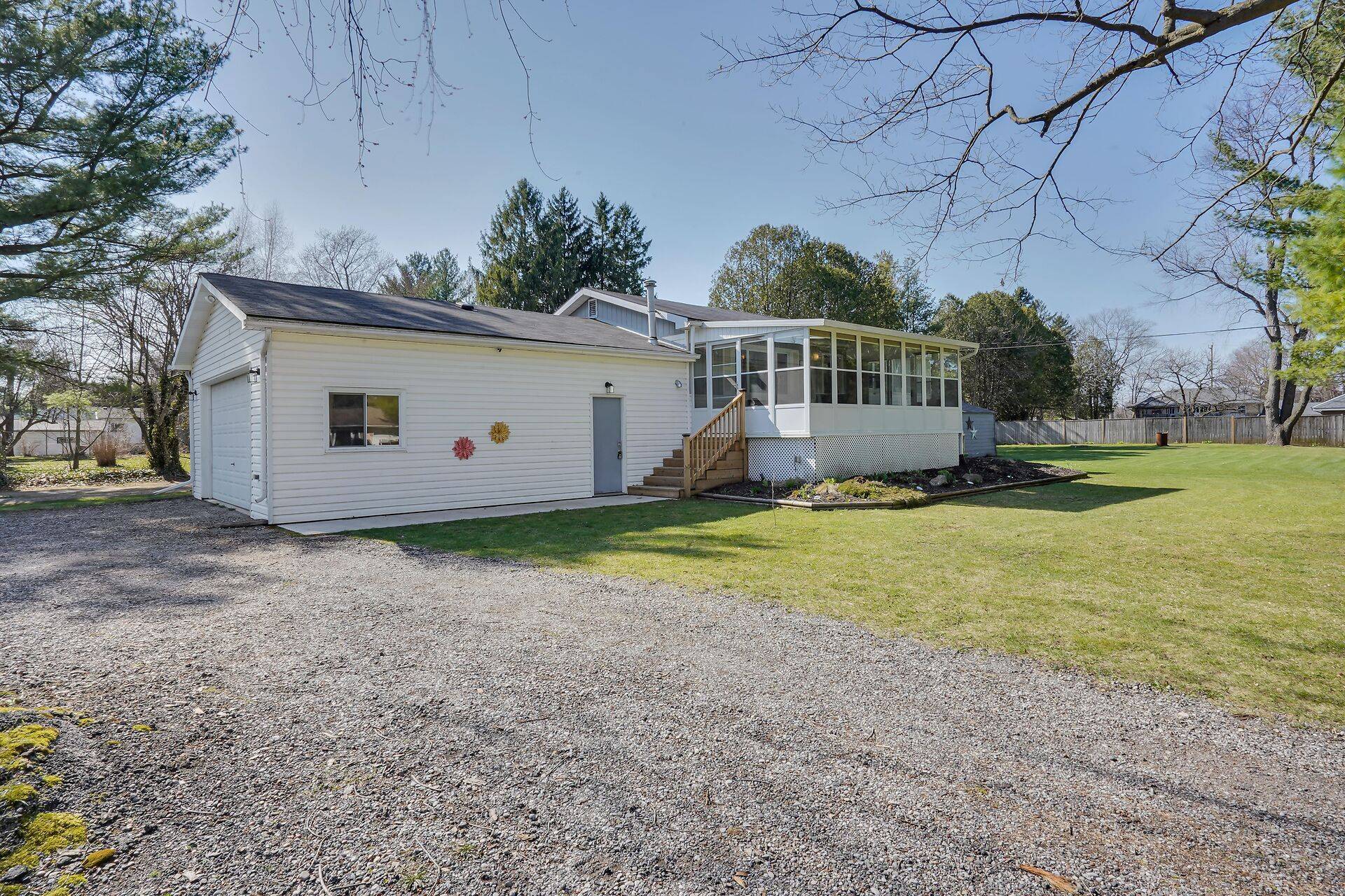 Strathroy-caradoc, ON N0L 1W0,2155 Mockingbird ST