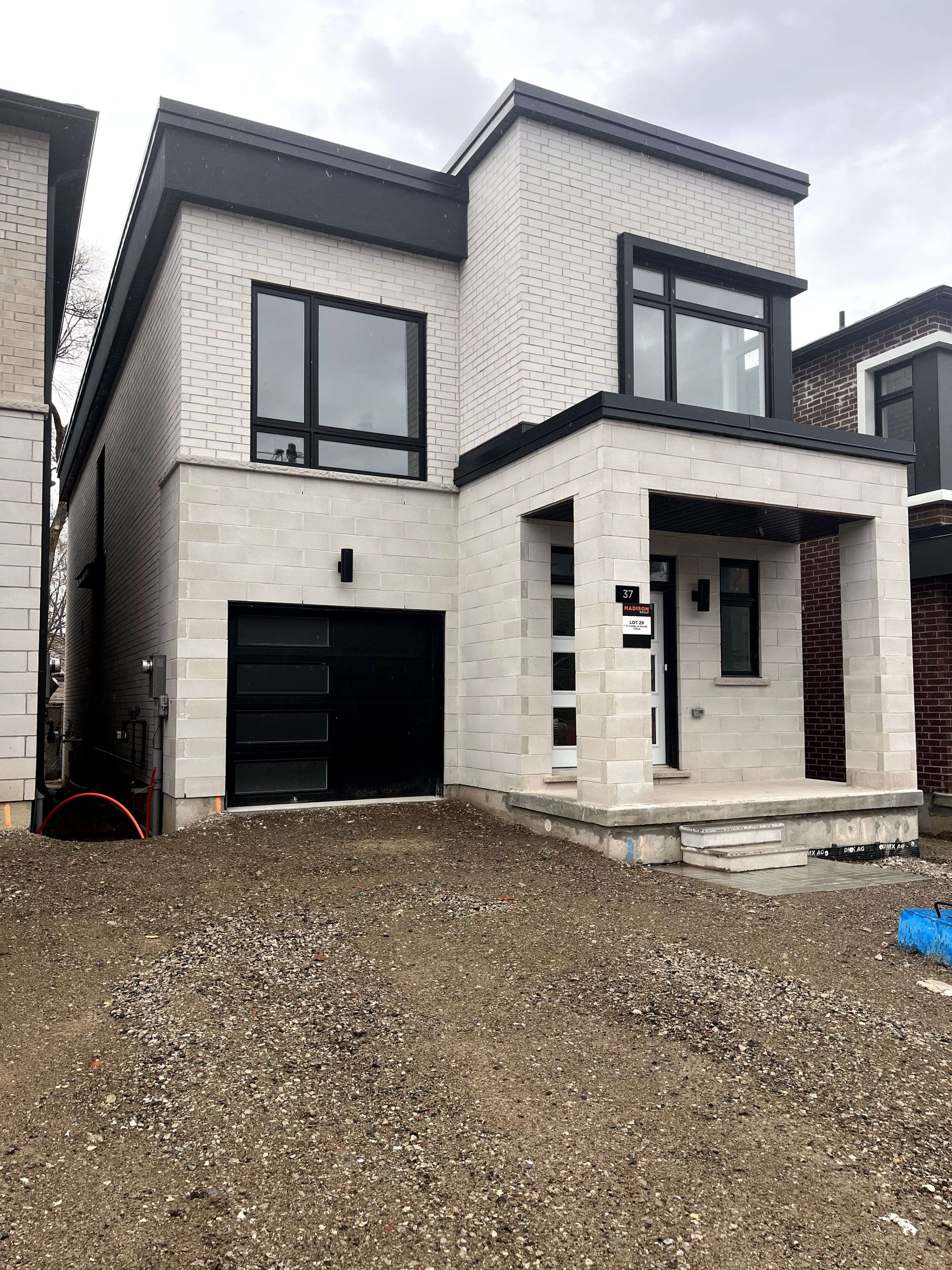 Toronto E09, ON M1P 3S5,37 Danielle Moore CIR