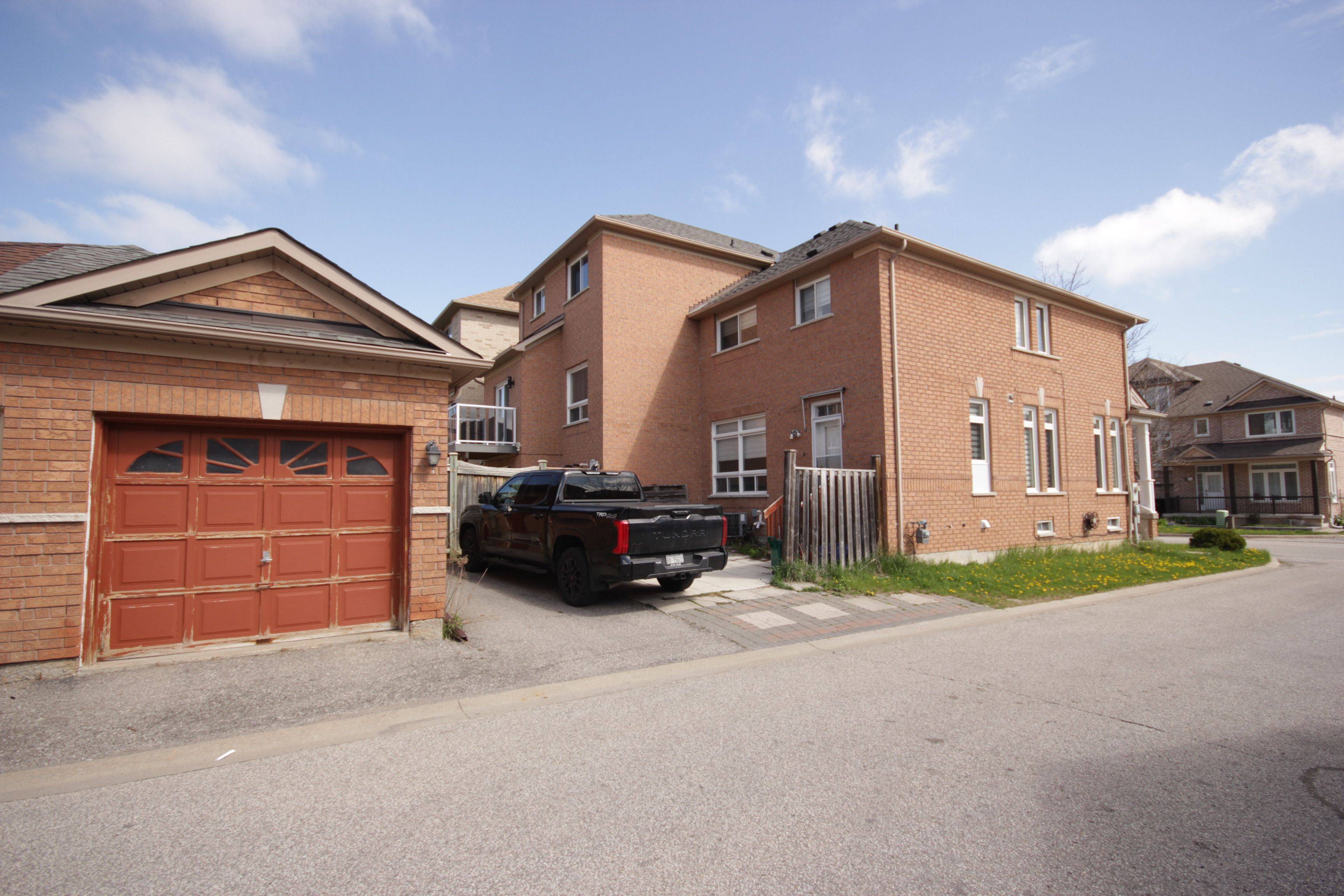 Markham, ON L6C 2M5,52 Russell Hill RD