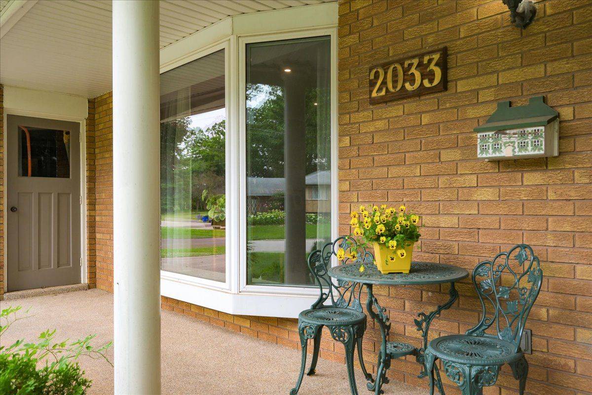 Oakville, ON L6L 2V1,2033 Saxon RD