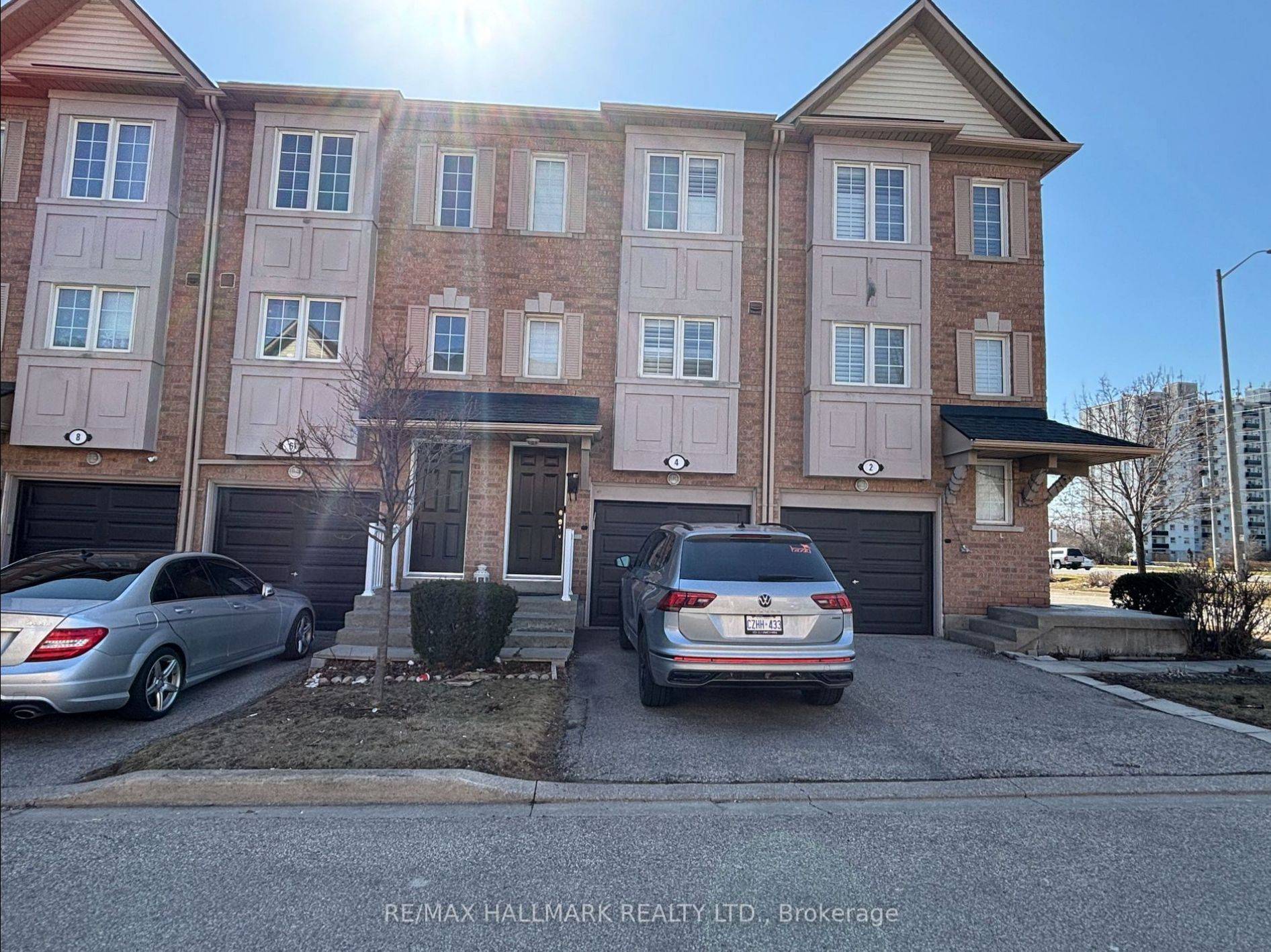 Mississauga, ON L5C 1E1,1128 Dundas ST W #4