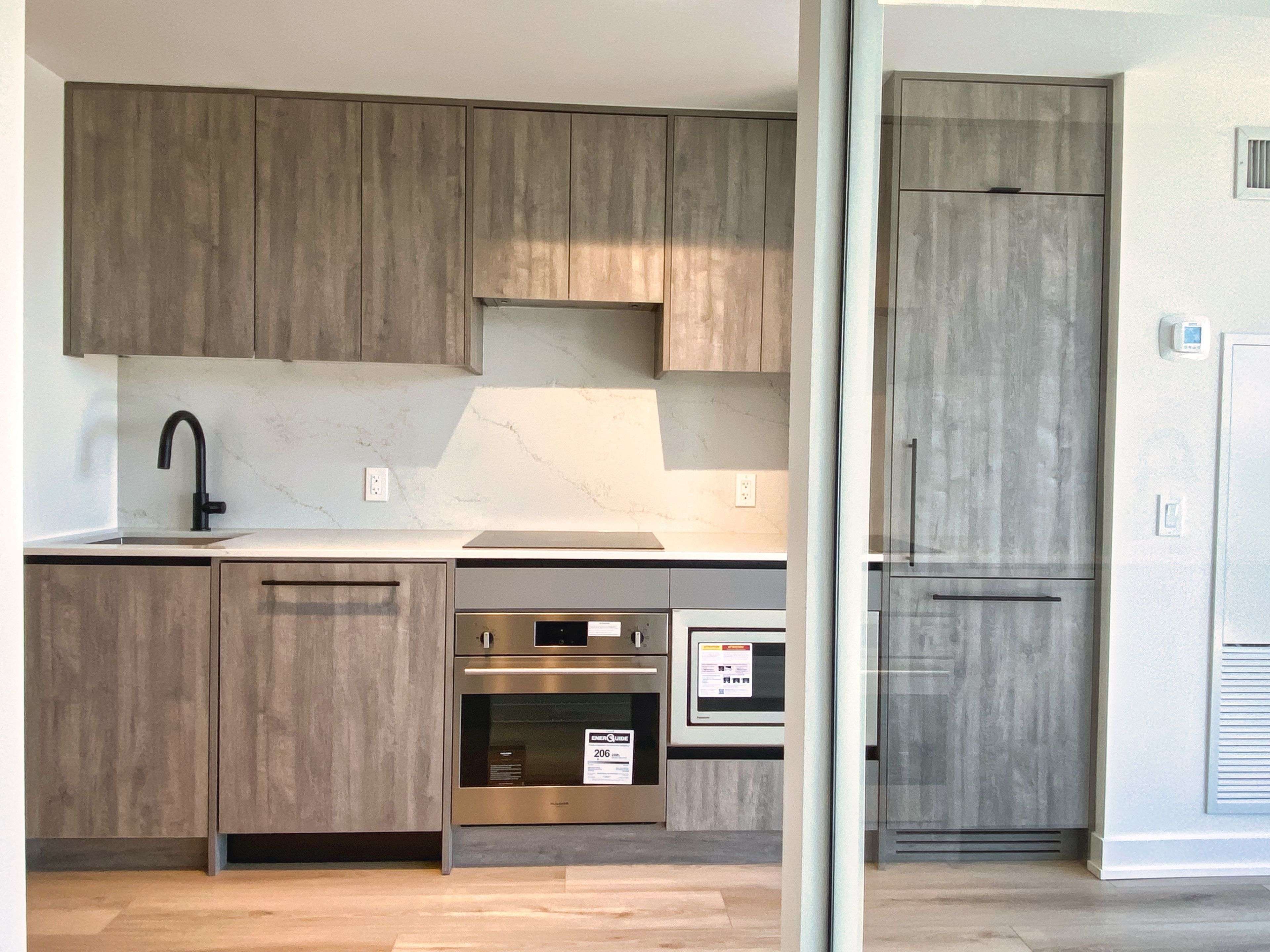 Toronto C01, ON M6J 0H3,5 Lakeview AVE #418