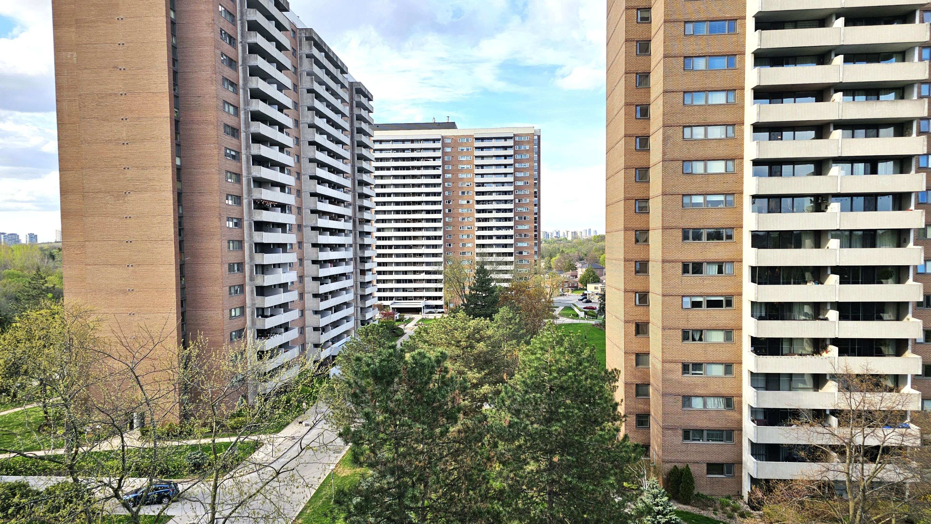 Toronto W03, ON M6N 4X4,240 Scarlett RD #810