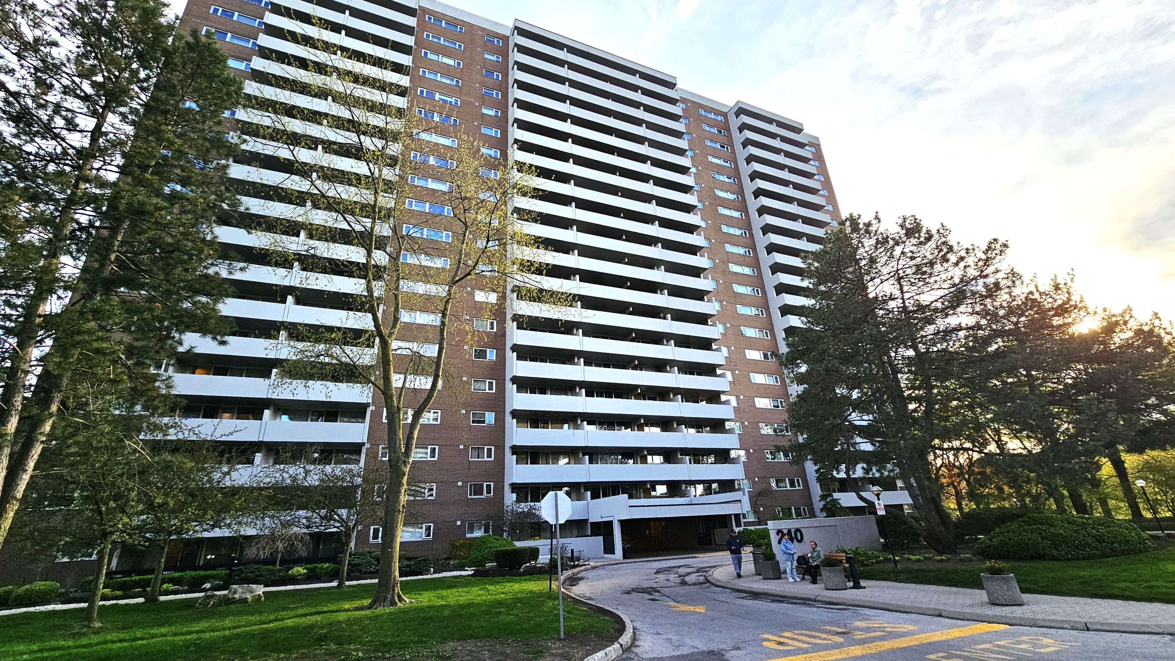 Toronto W03, ON M6N 4X4,240 Scarlett RD #810