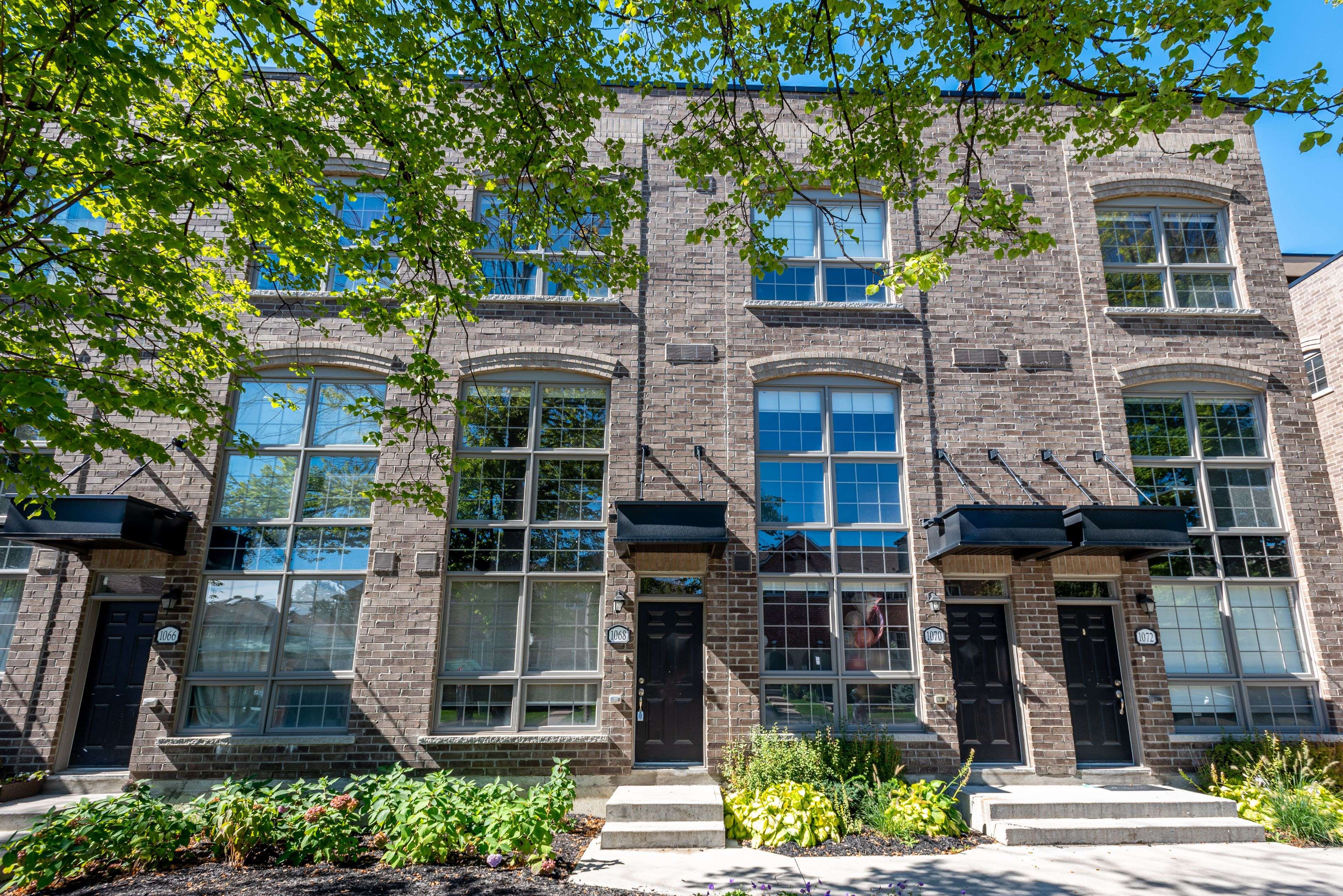 Toronto W02, ON M6H 3Z4,1068 Lansdowne AVE