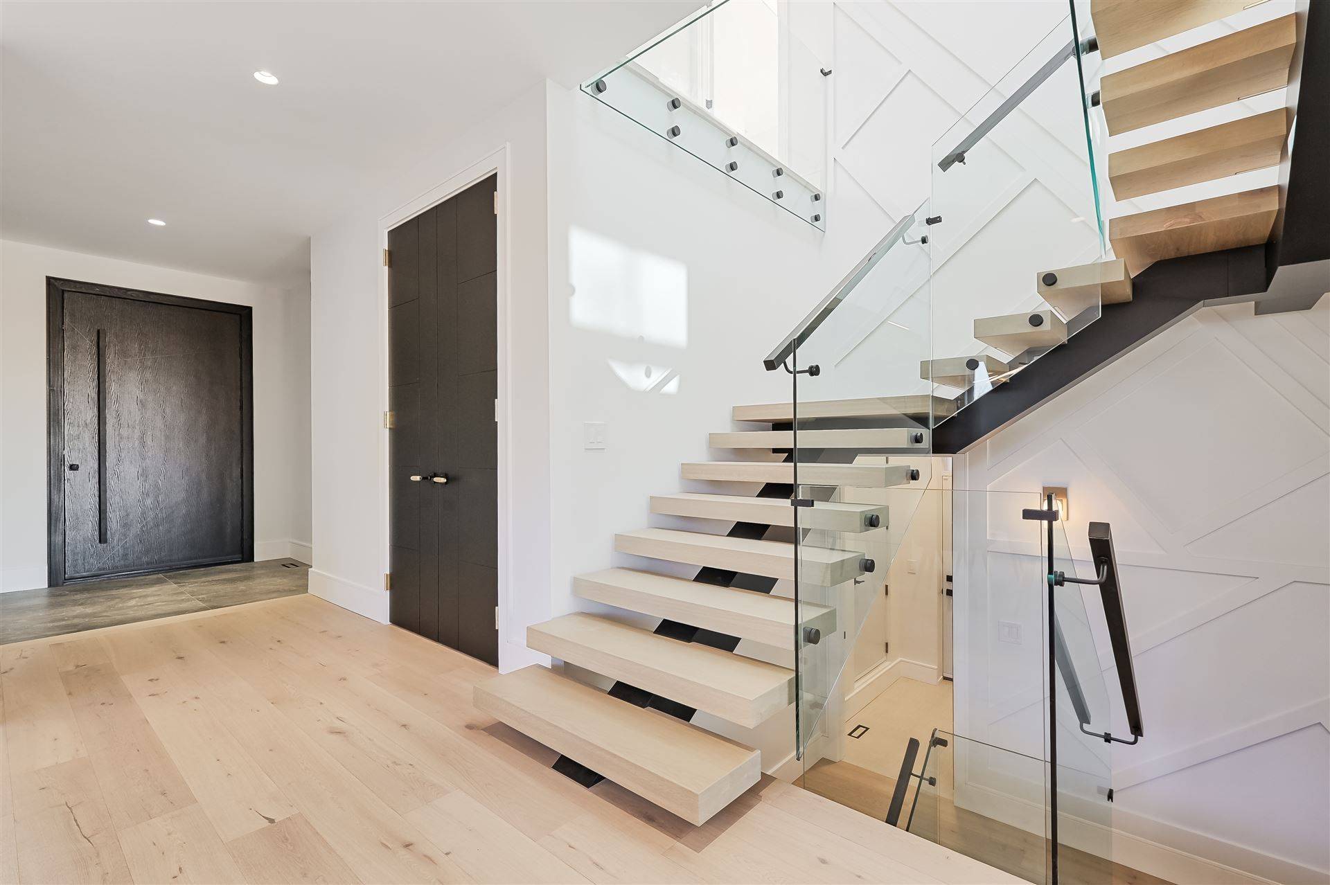 Toronto W07, ON M8Y 3E4,27 Inverleigh DR