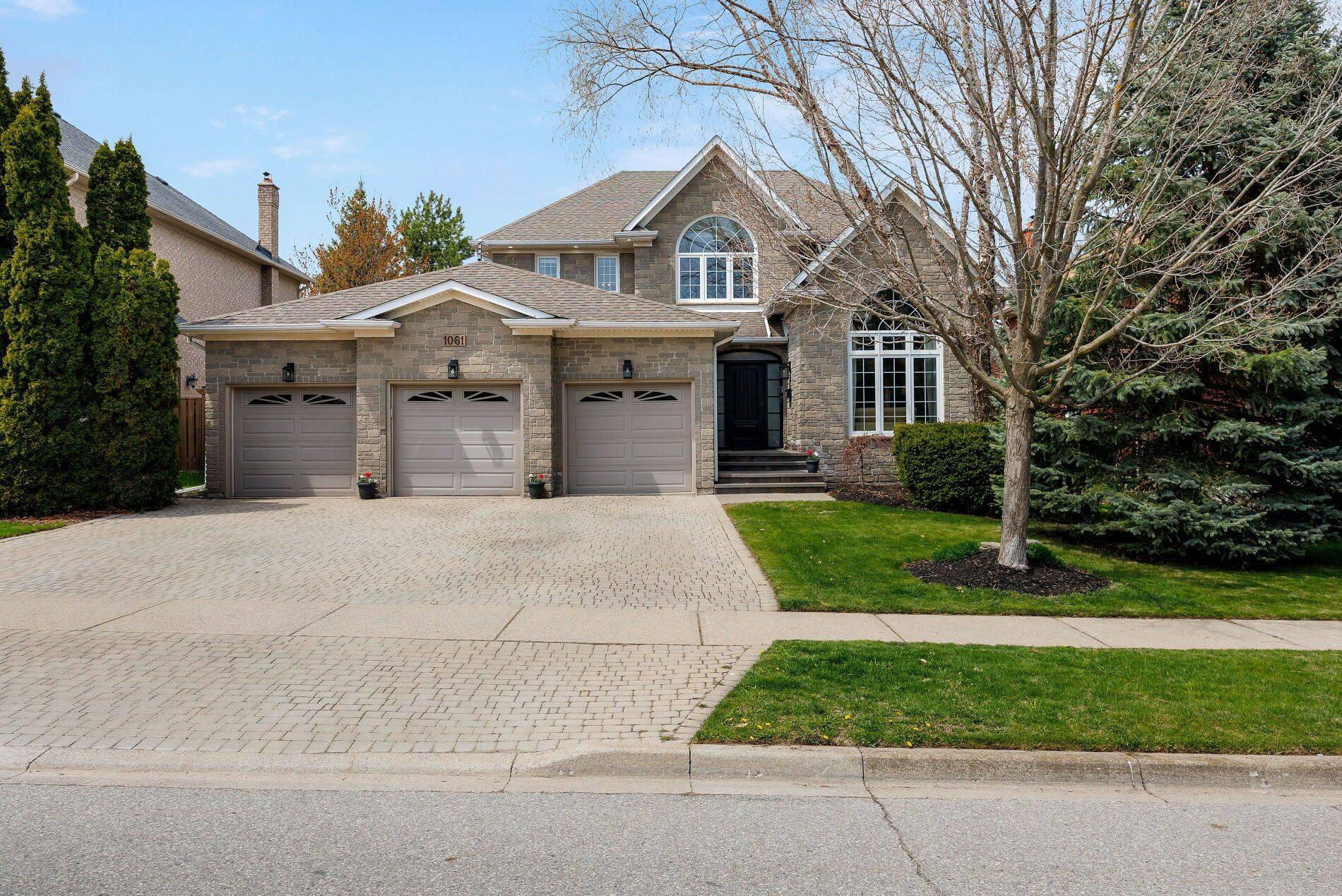 Oakville, ON L6M 3K9,1061 Summit Ridge DR