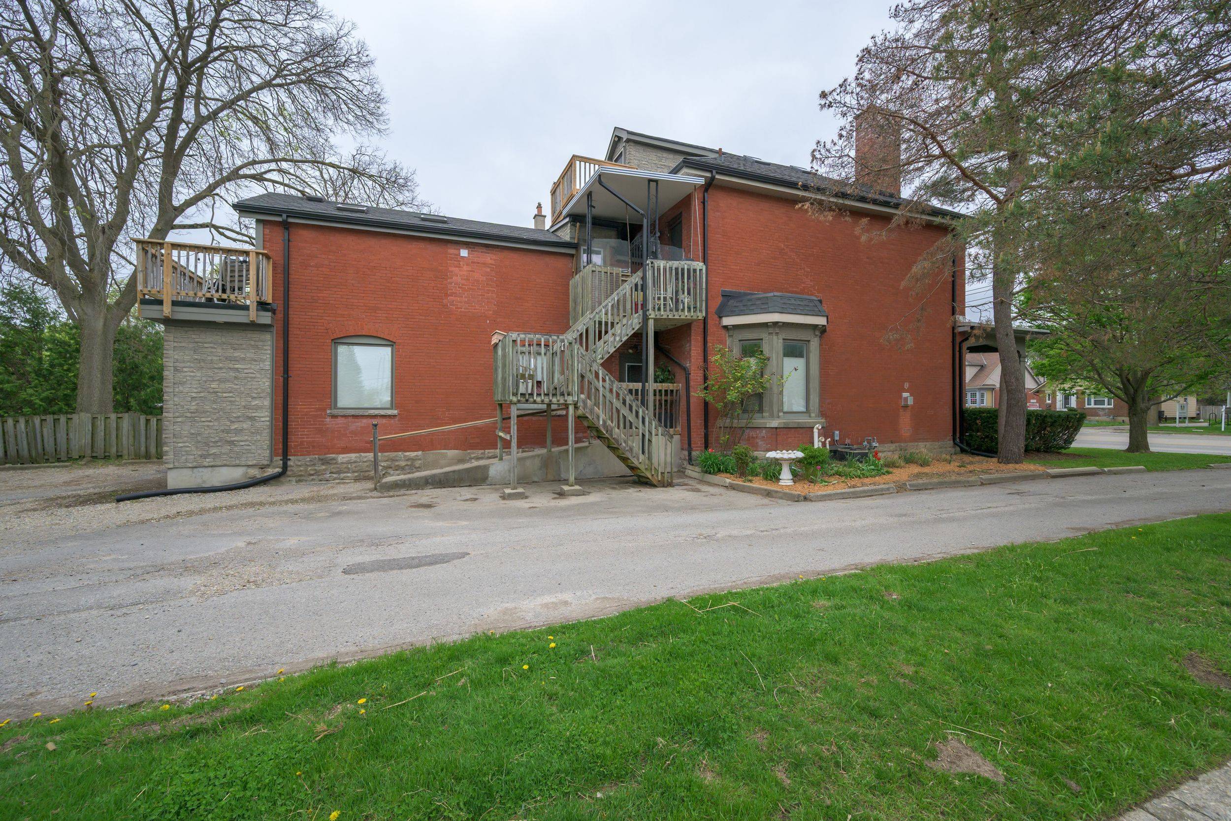 London East, ON N5Y 3H8,519 Oxford ST E