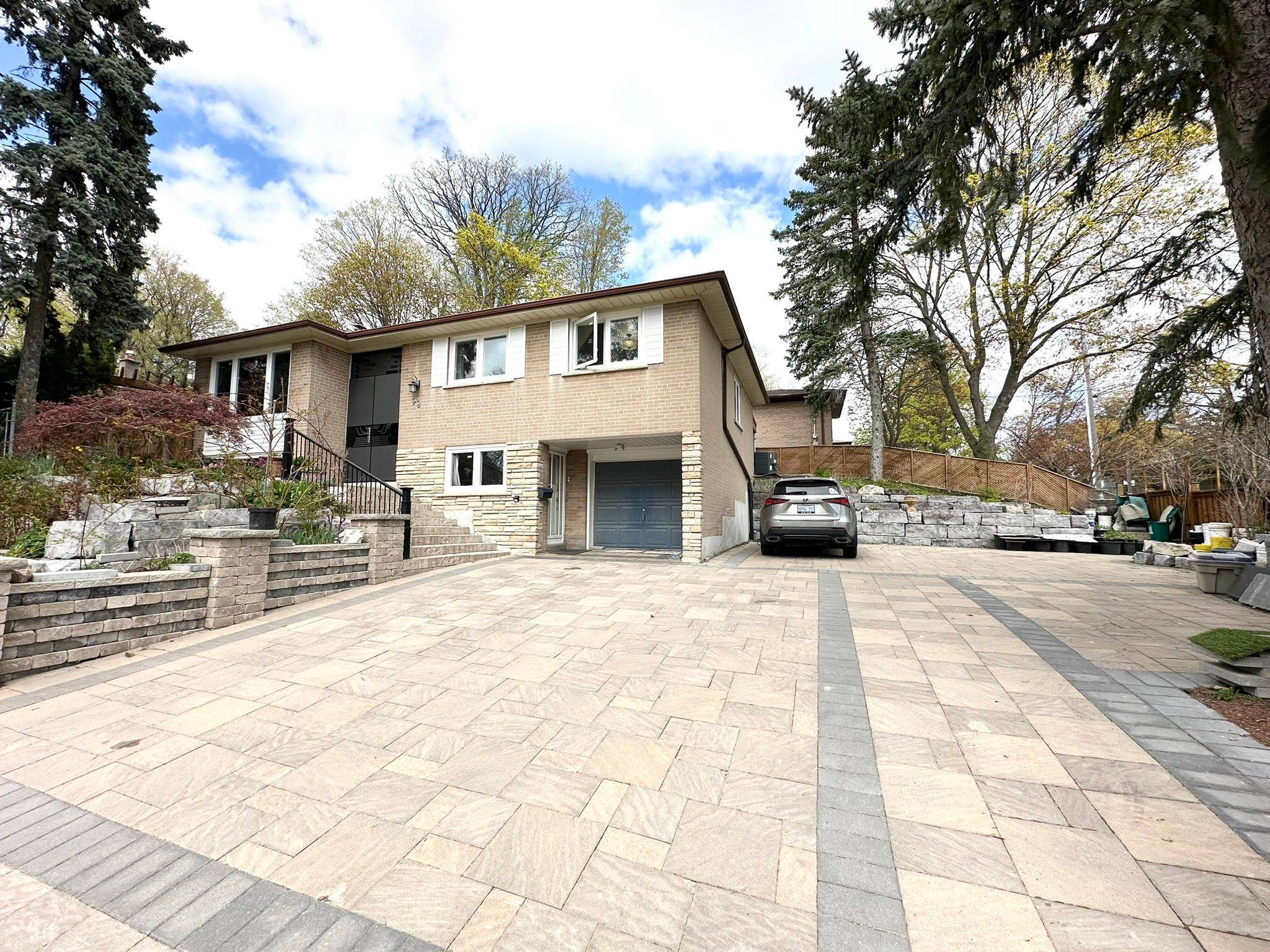 Toronto C15, ON M2H 1T9,92 Rameau DR