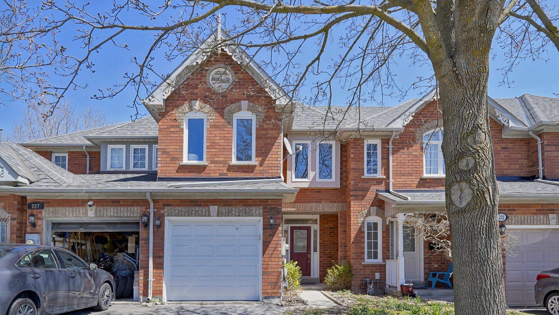 Newmarket, ON L3X 2C7,225 Warner CRES