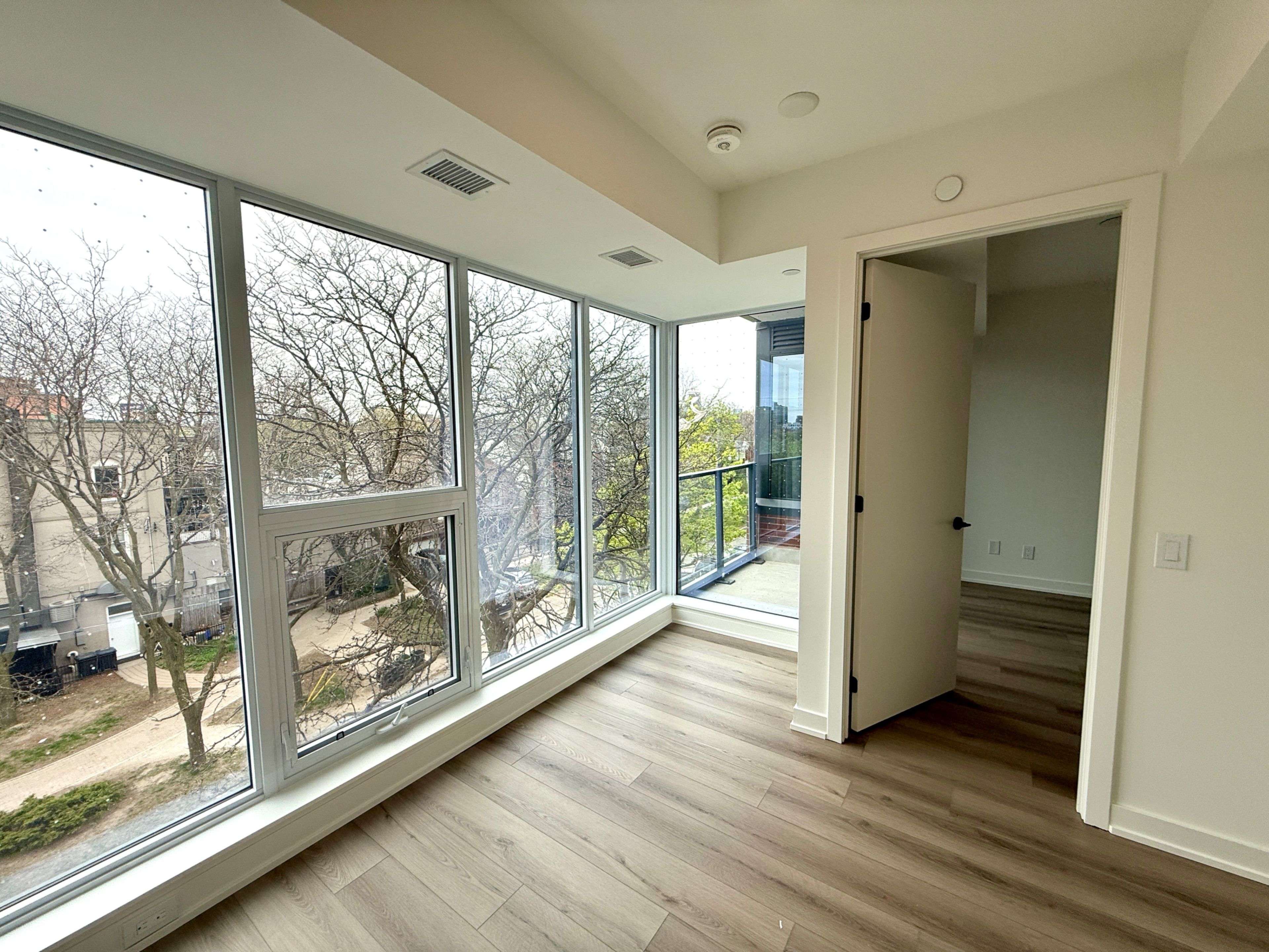 Toronto C01, ON M6J 0H3,5 Lakeview AVE #412
