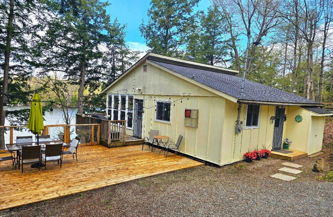Tay Valley, ON K0G 1X0,3048 CROZIER B RD W