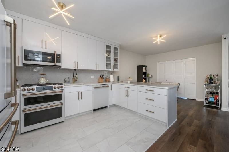 Guttenberg Town, NJ 07093,7004 John F Kennedy Blvd E #31B