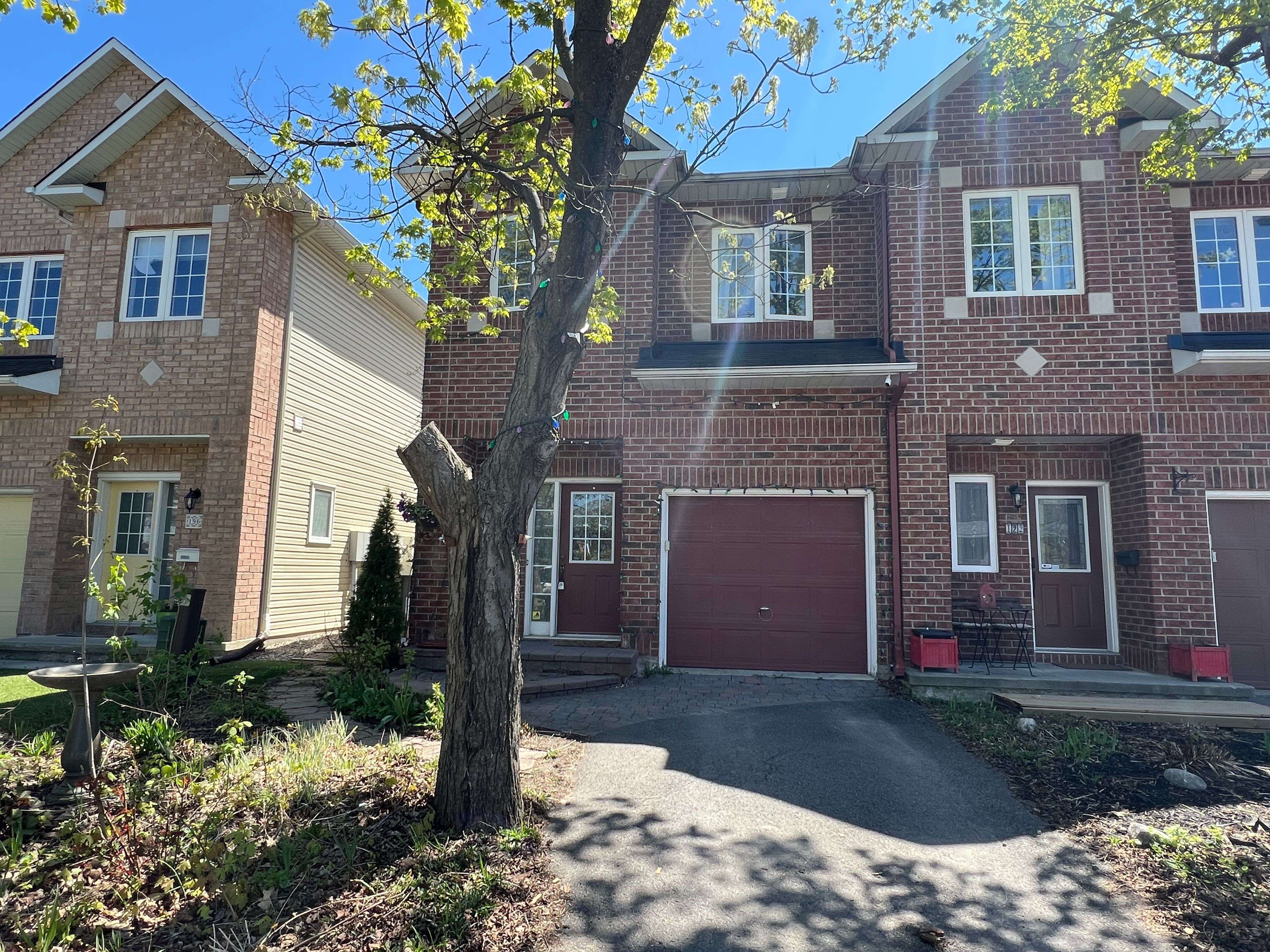 Overbrook - Castleheights And Area, ON K1K 4Y3,194 Glynn AVE
