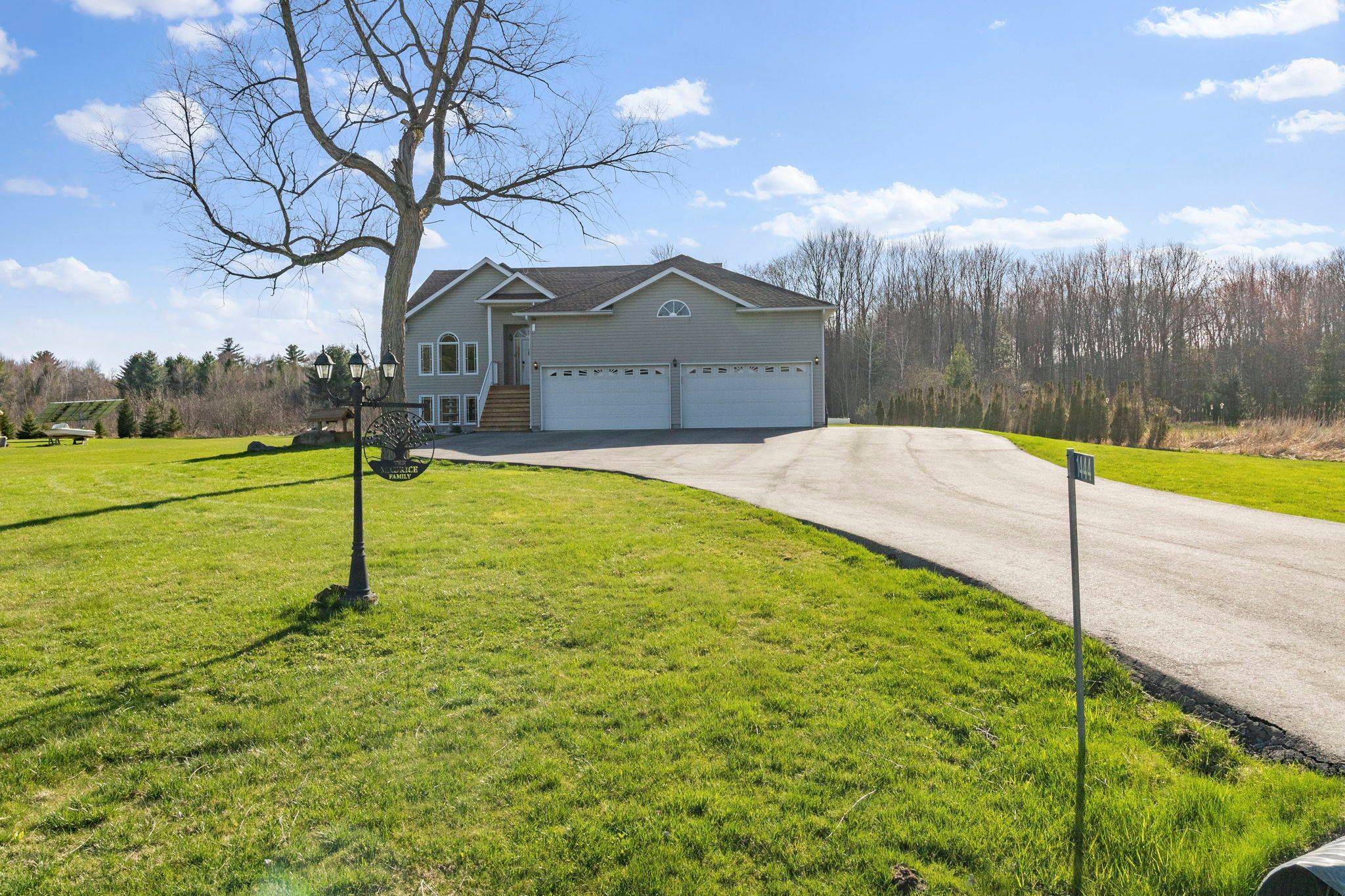 Elizabethtown-kitley, ON K6V 7C2,1444 Maplewood DR