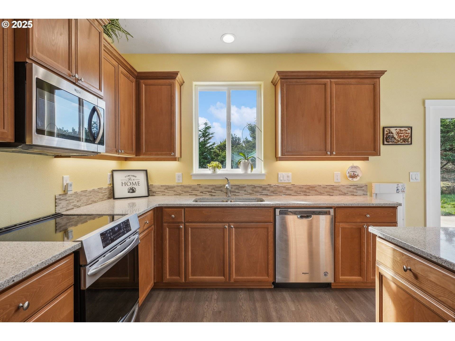 Bandon, OR 97411,891 SEABIRD DR SW