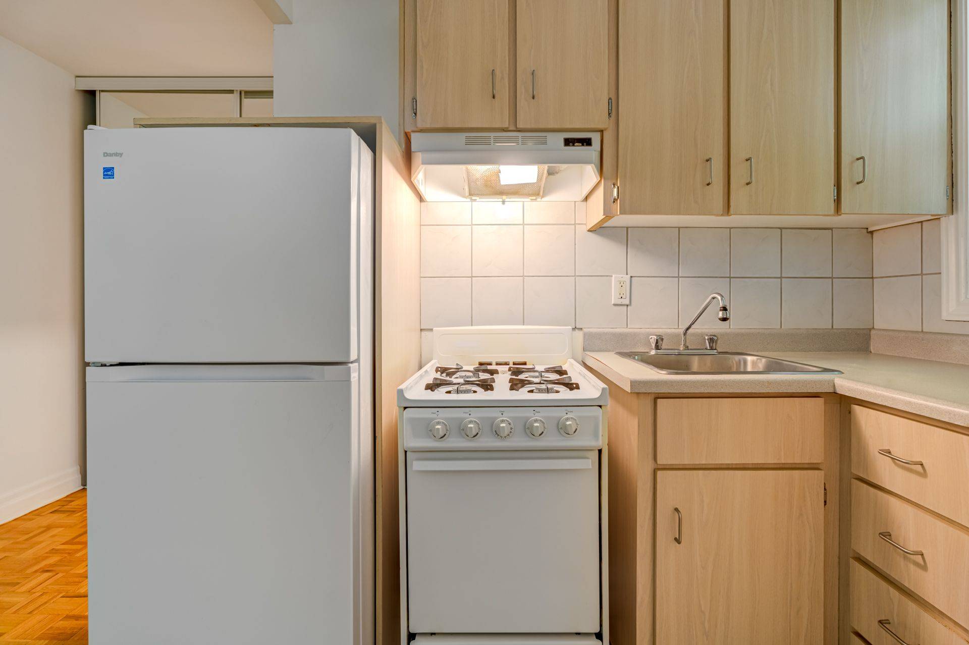 Toronto C08, ON M4Y 1C8,33 Maitland ST #208