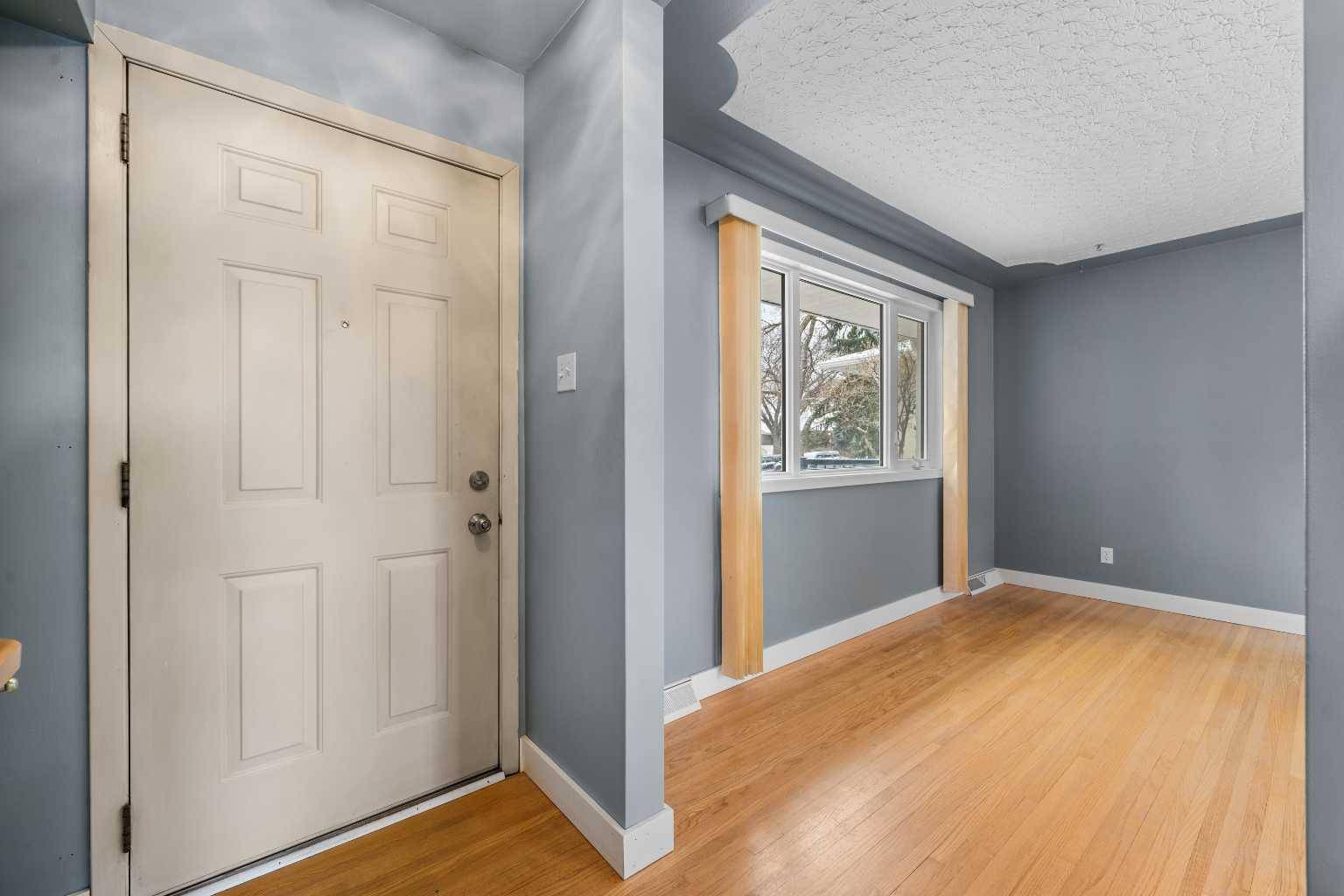 Calgary, AB T3C 2V8,47 Westwood DR SW