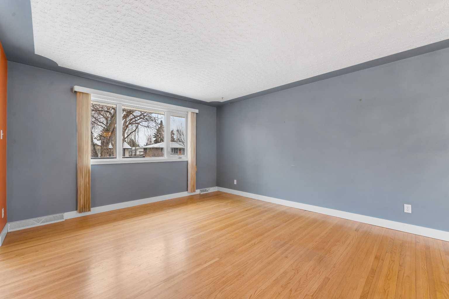 Calgary, AB T3C 2V8,47 Westwood DR SW