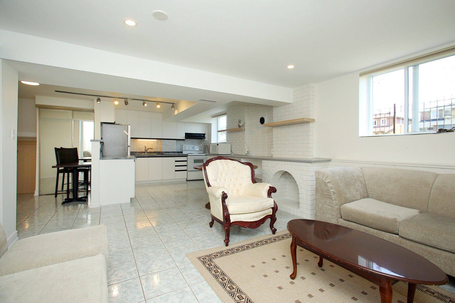 Brampton, ON L6S 3S2,3 Pottery CRES #1