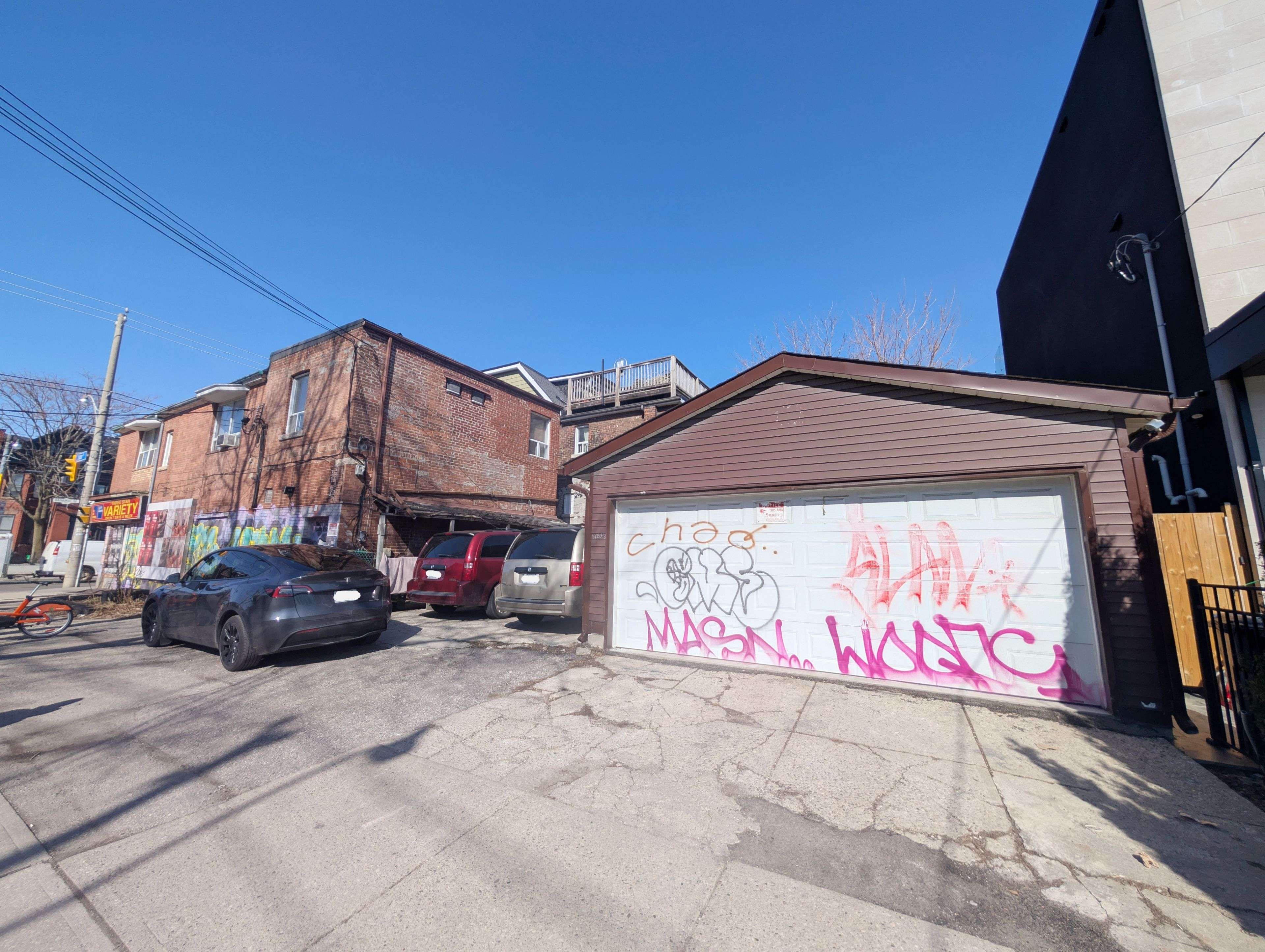 Toronto C01, ON M5S 2R2,621 Bathurst ST