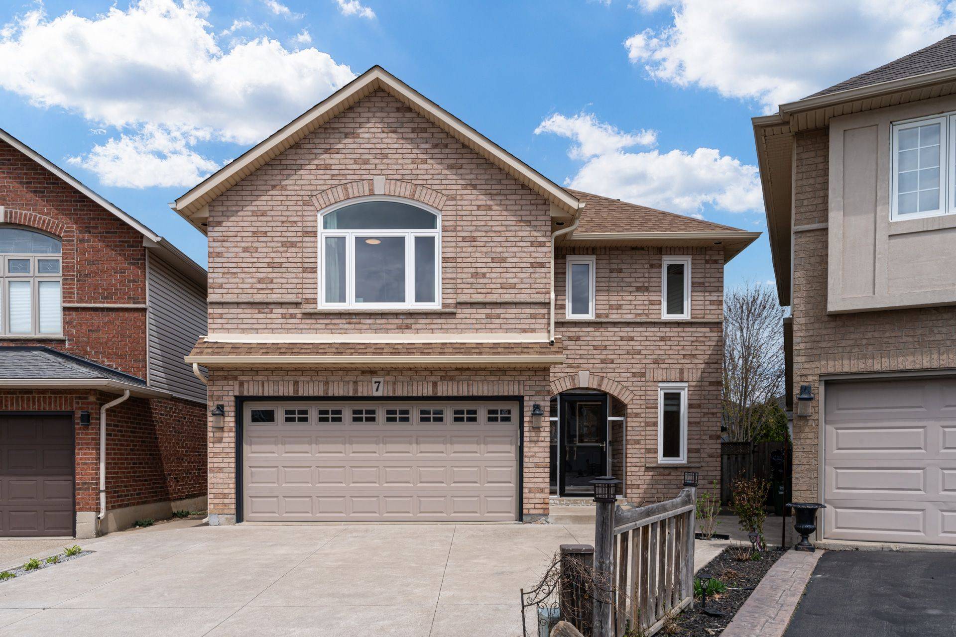 Hamilton, ON L9B 2V9,7 Magenta CT